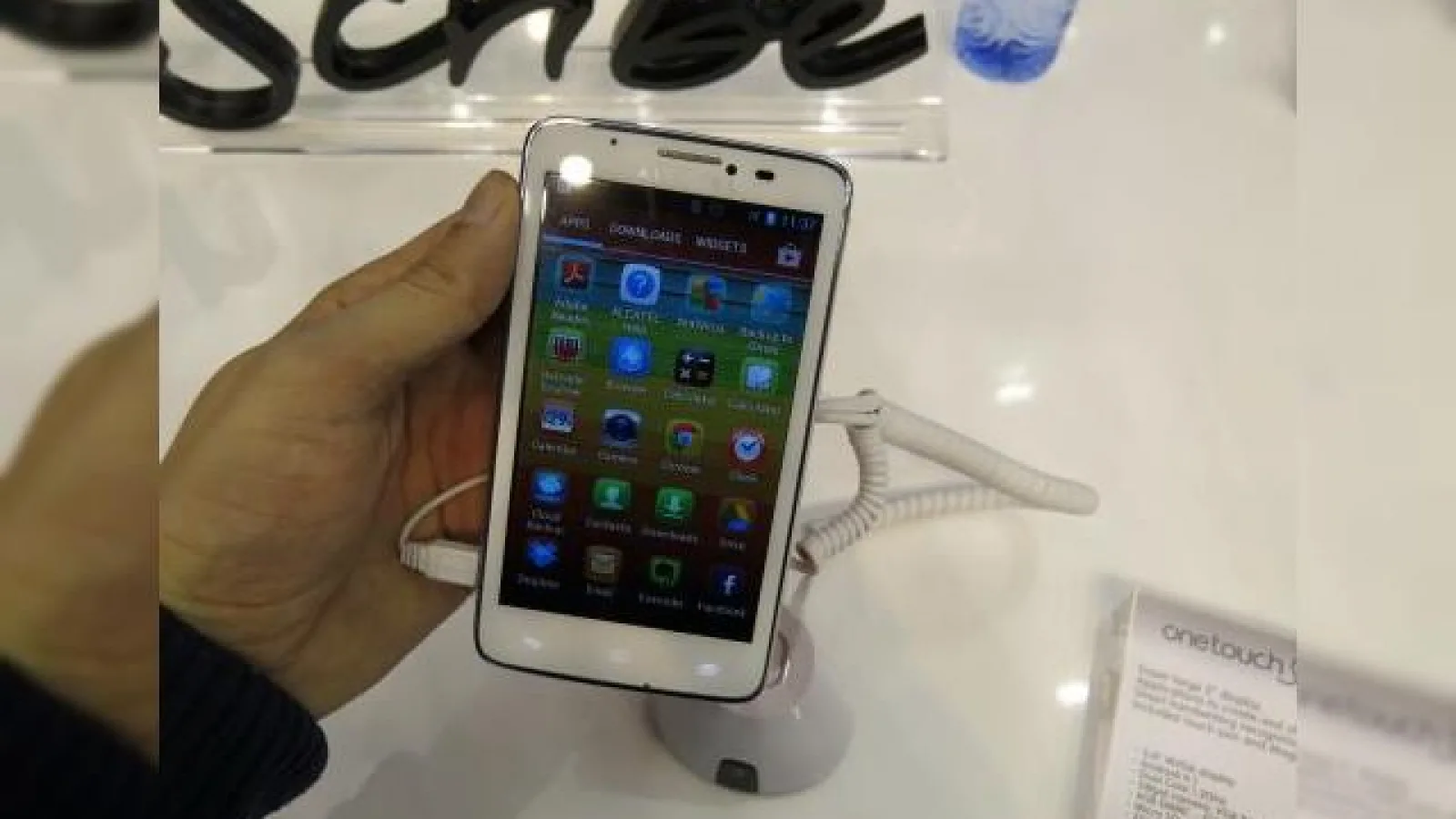 MWC 2013: Alcatel One Touch Scribe Easy hands on preview - phablet de buget cu Jelly Bean (Video)