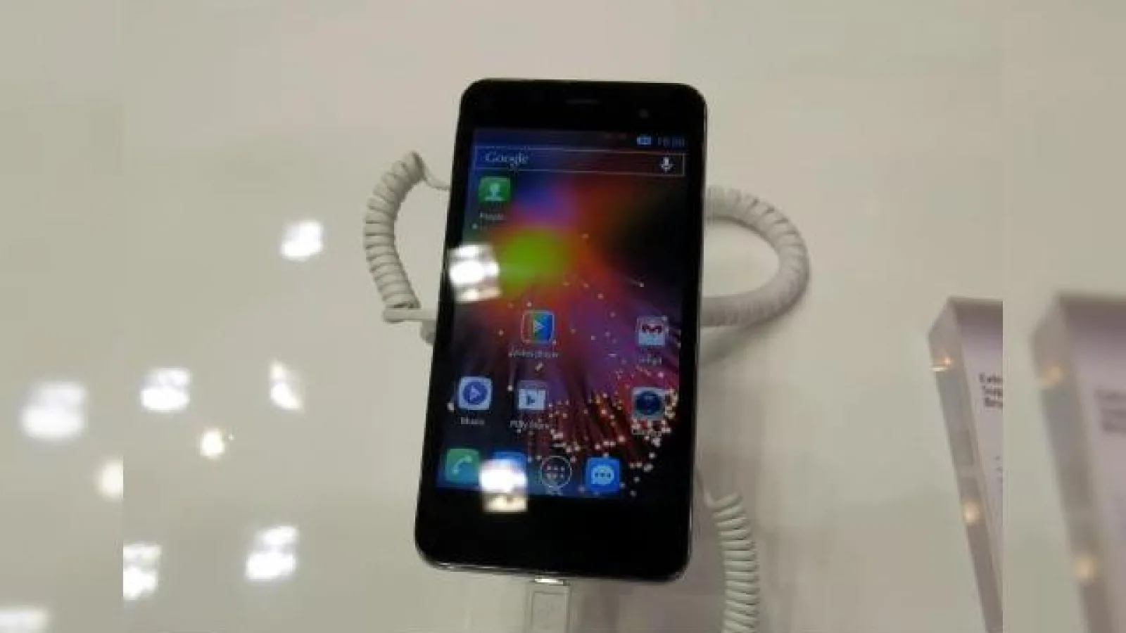 MWC 2013: Alcatel One Touch Star hands on - e loc și pentru midrange la MWC! (Video)