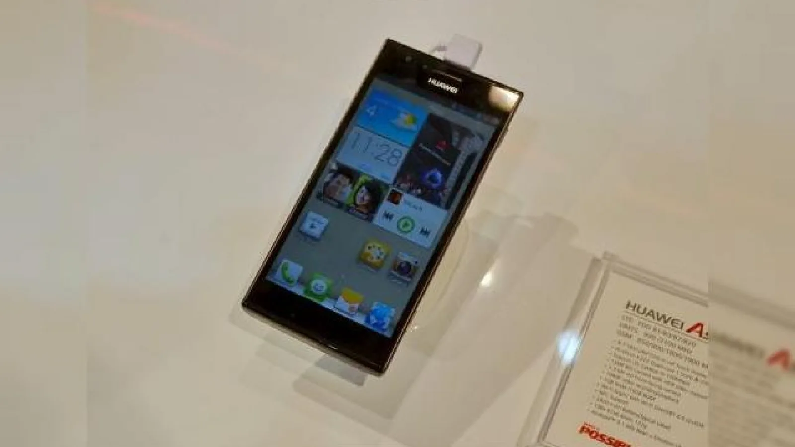 MWC 2013: Huawei Ascend P2 hands on preview În Barcelona (Video)