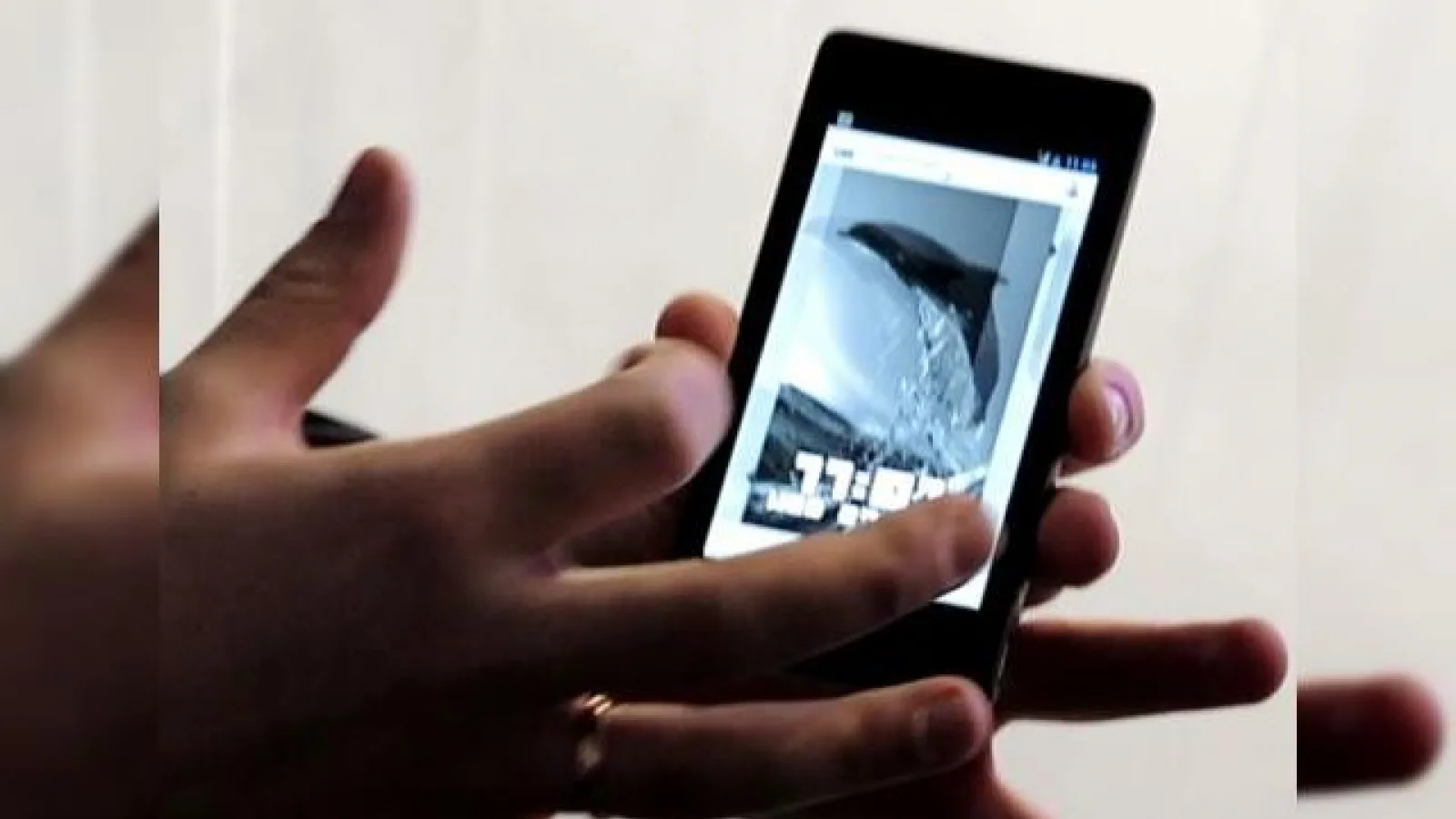 MWC 2013: YotaPhone surprinde cu display-uri duale, cu tehnologie E Ink (Video)