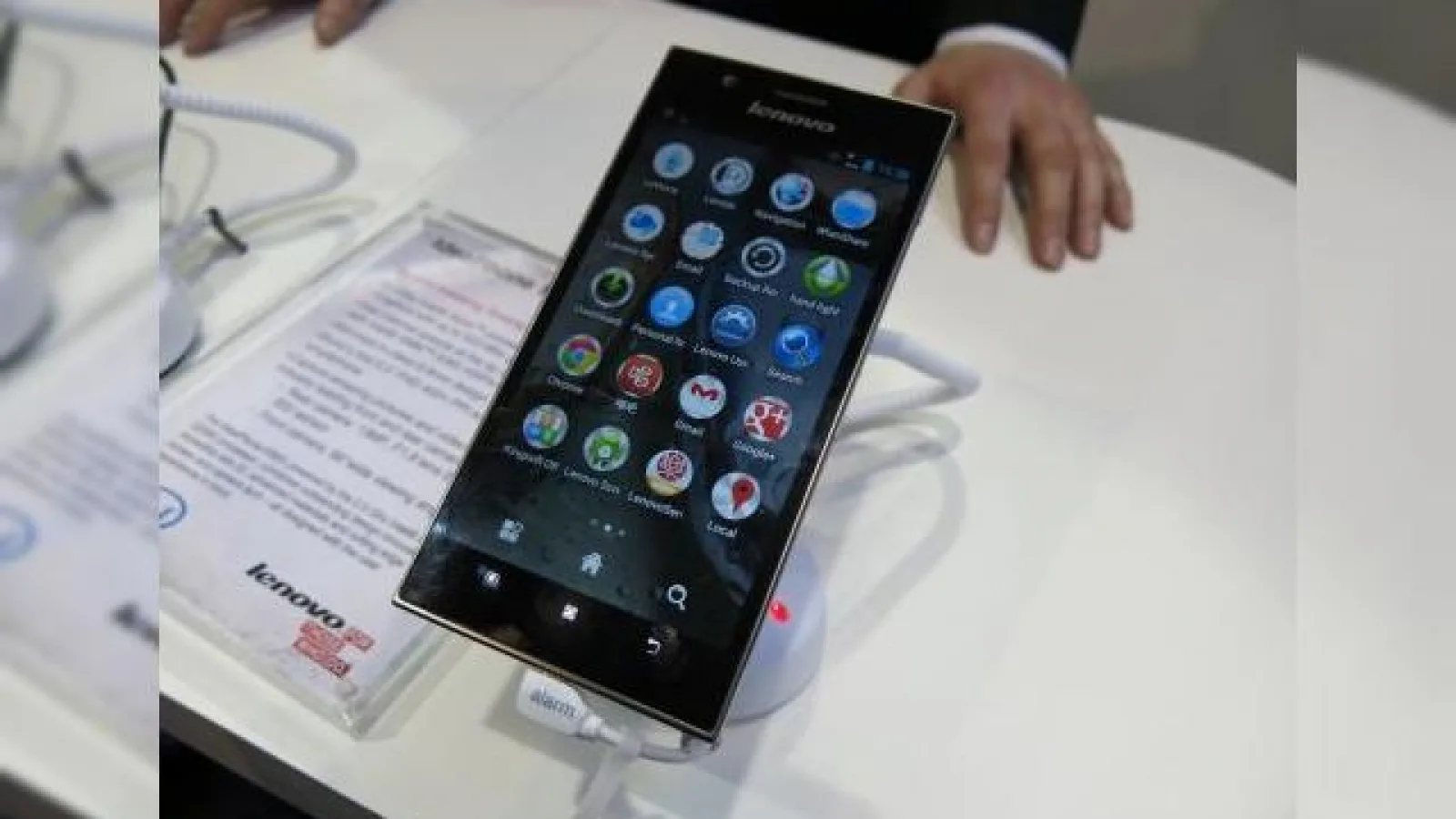 MWC 2013: Lenovo IdeaPhone K900, phablet masiv cu procesor Intel Atom dual core (Video)
