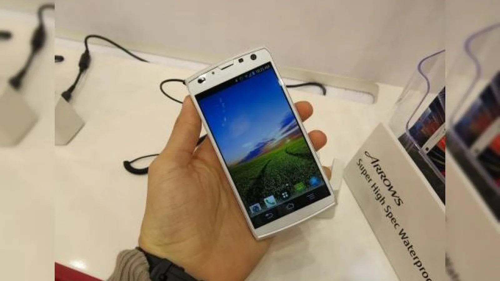 MWC 2013: Fujitsu Arrows X F-02E, smartphone-ul din duș cu senzor pentru amprente (Video)