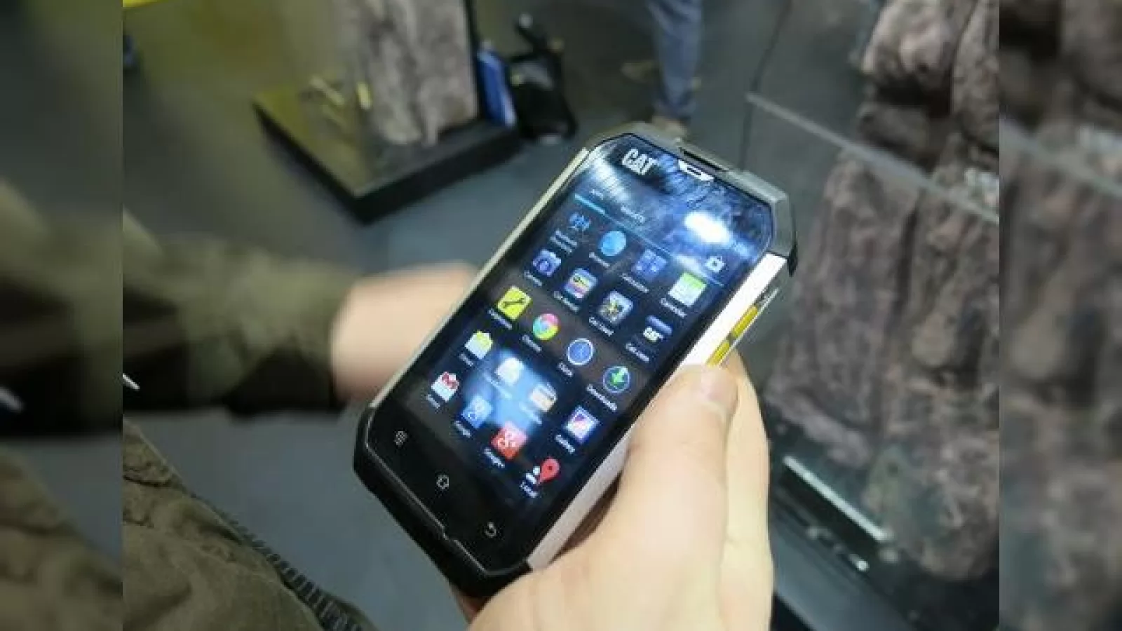 MWC 2013: Hands-on cu unul dintre cele mai rezistente smartphone-uri, construit de Caterpilar