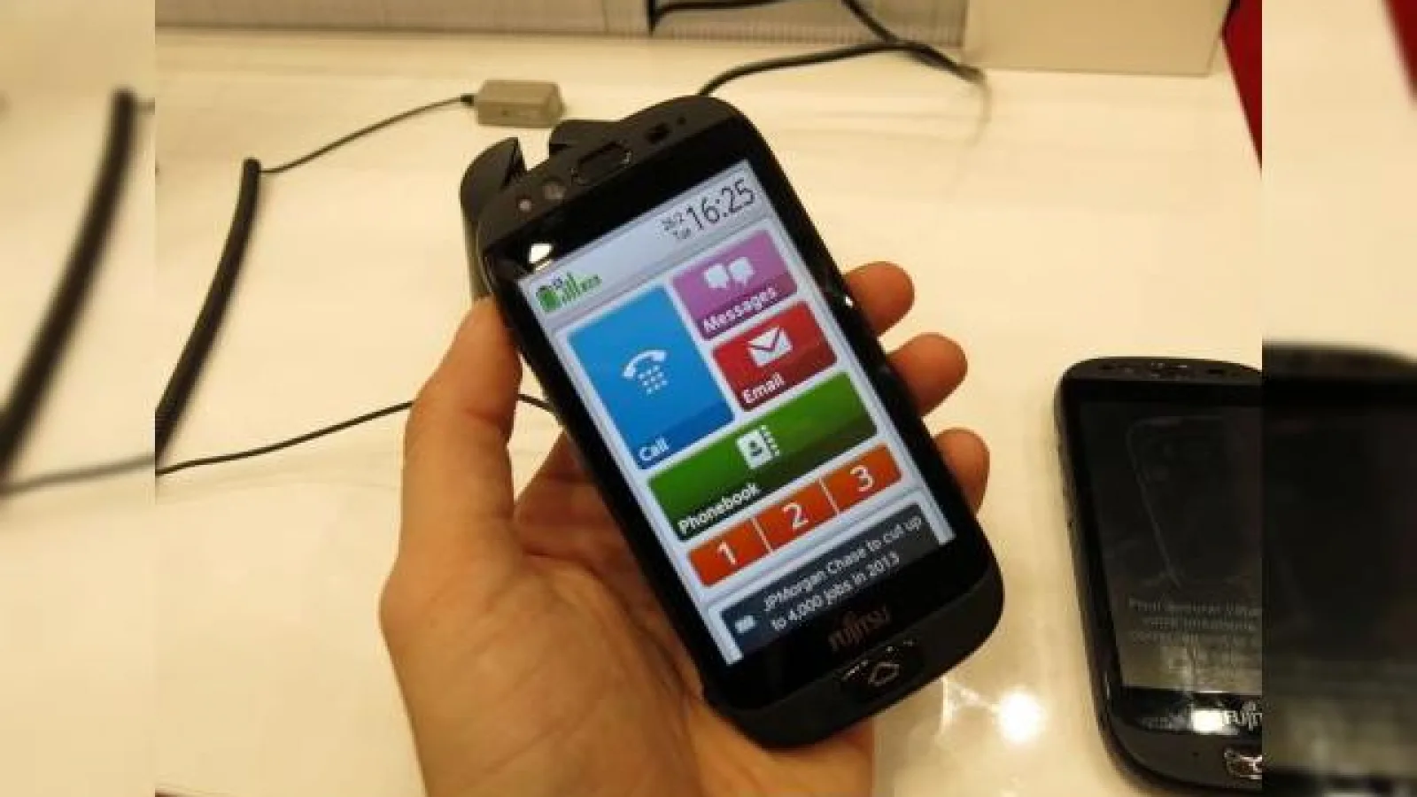 MWC 2013: Fujitsu Stylistic S01, un smartphone pentru cei În vârstă; Iată cum face baie telefonul! (Video)
