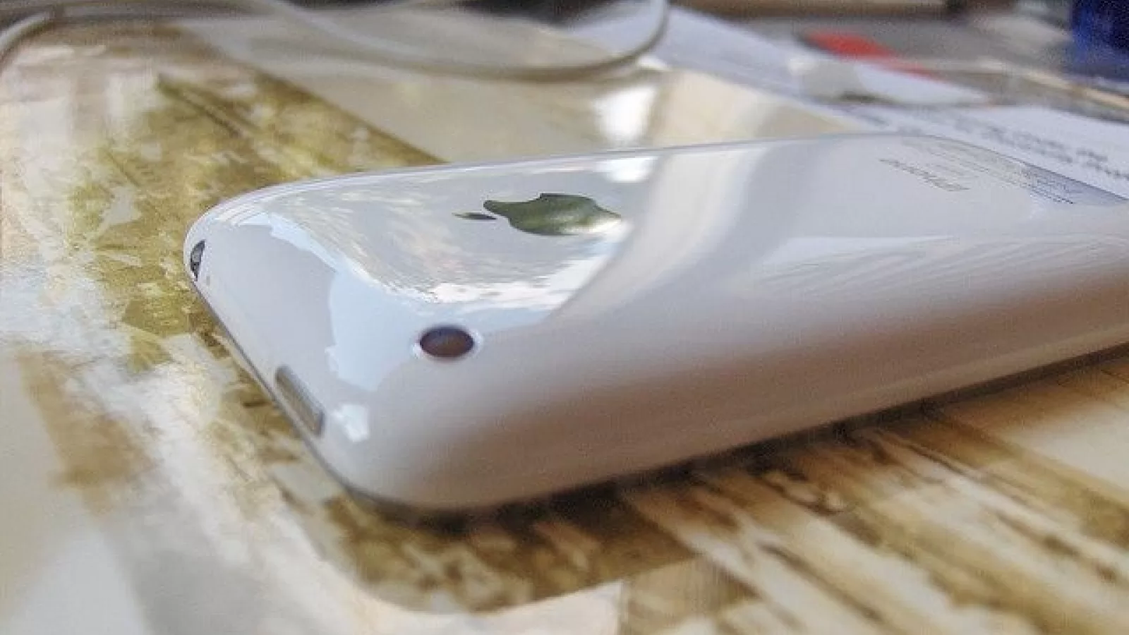 Apple lucrează la un iPhone de 4.5 inch, cu carcasa din policarbonat; Vine În 2014! (Zvon)