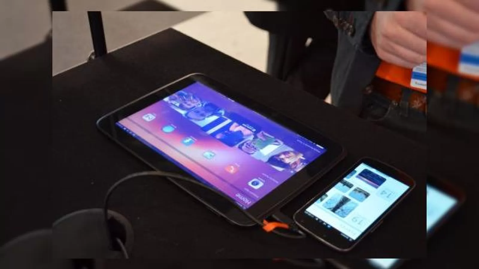 MWC 2013: Ubuntu Touch Phone și Ubuntu Tablet OS În acțiune În Barcelona Într-un hands on detaliat (Video)