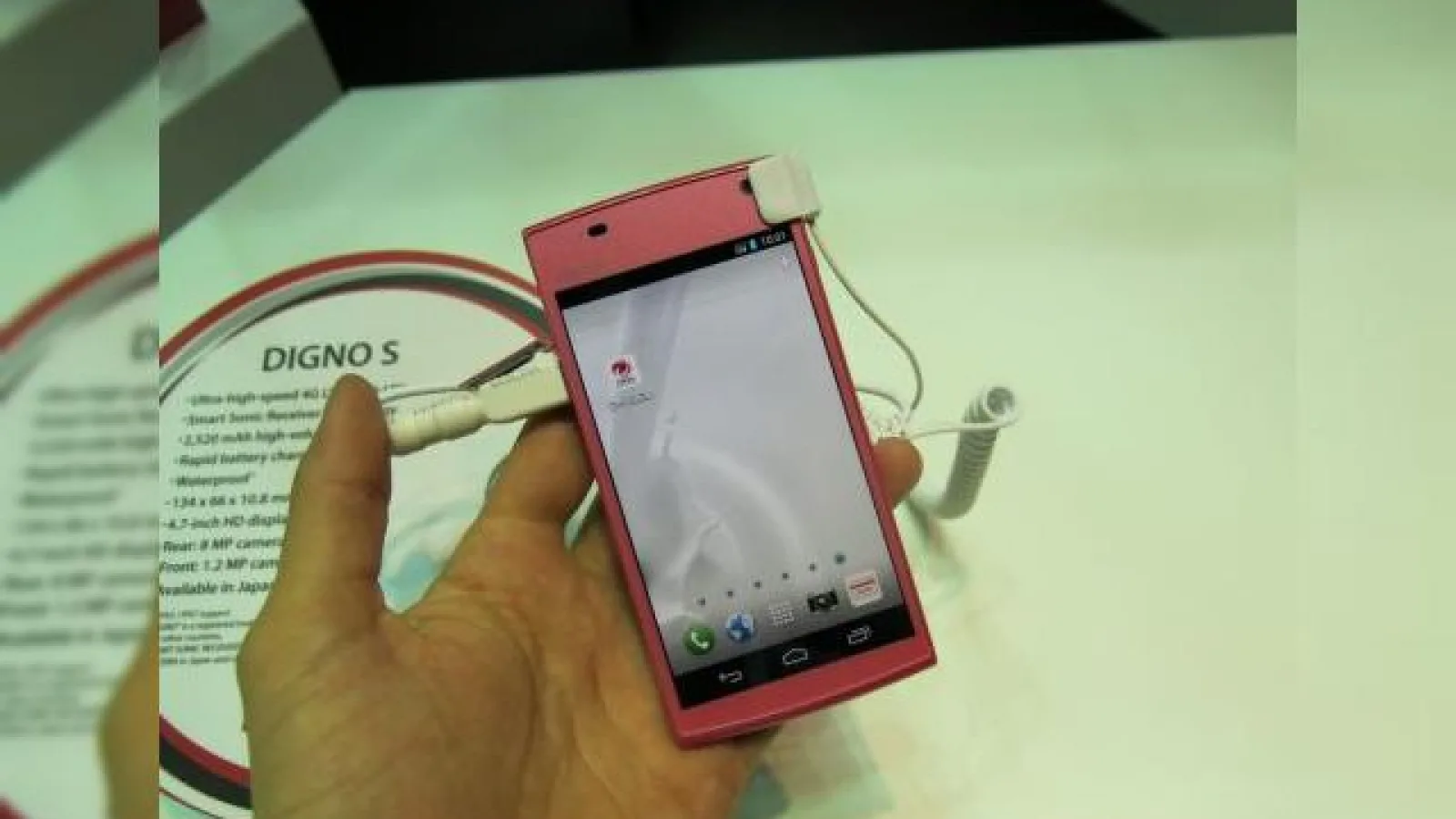 MWC 2013: Hands on cu Kyocera Digno S, smartphone 4G LTE roz pentru domnișoare (Video)