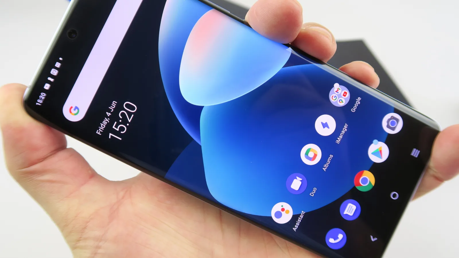 Vivo X60 Pro: Display curbat şi foarte luminos, care oferă satisfacție vizuală