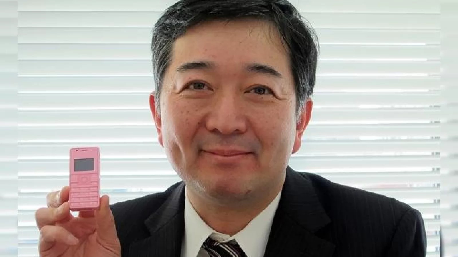 Cel mai mic și ușor telefon din lume lansat În Japonia; E aproape cât o bomboană!