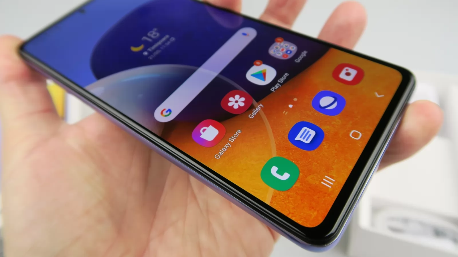 Samsung Galaxy A72 4G: Display de calitate Super AMOLED, plăcut la filme şi jocuri