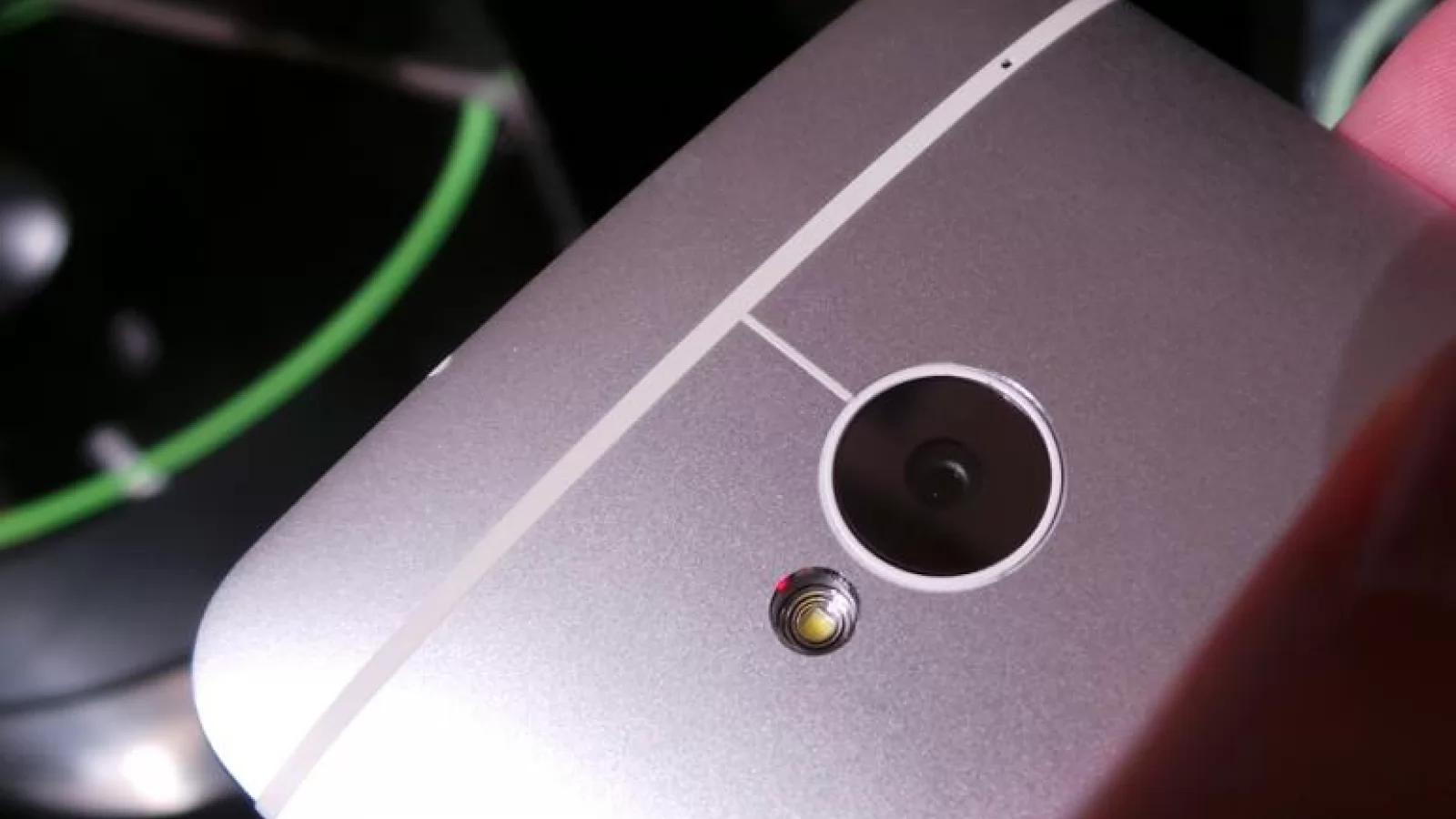 HTC One va avea probleme de stoc din cauza productiei defectuoase de componente pentru cameră