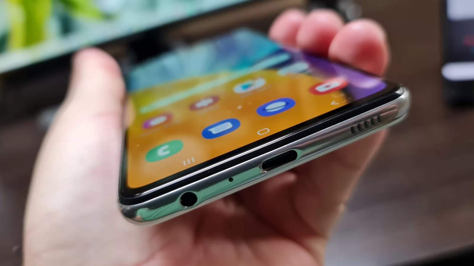 Samsung Galaxy A52 5G: Baterie peste Galaxy A51, rămân şi 20% pentru a doua zi