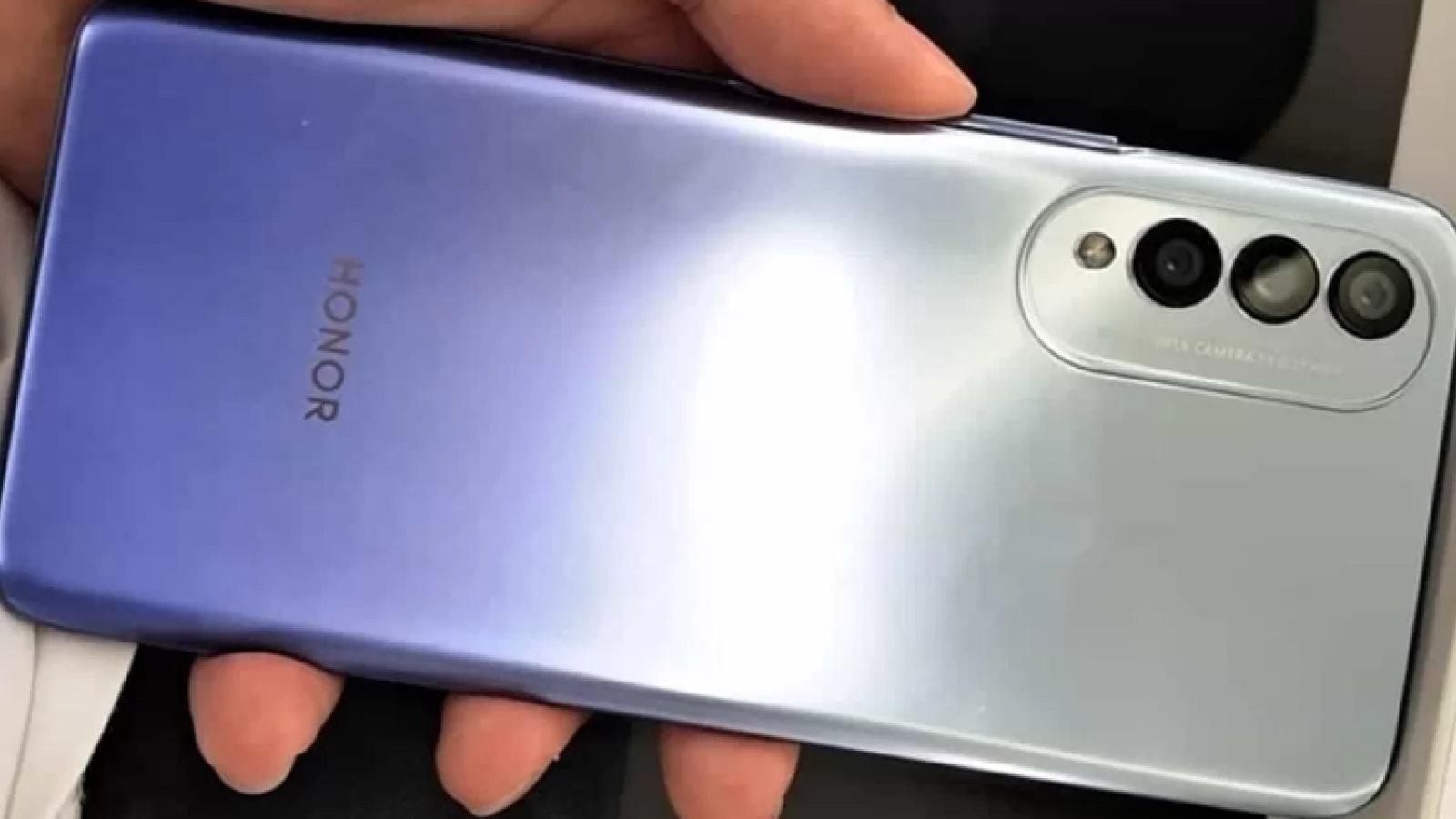 Un telefon misterios Honor cu CPU Dimensity 700 și cameră triplă în spate urmează să debuteze curând