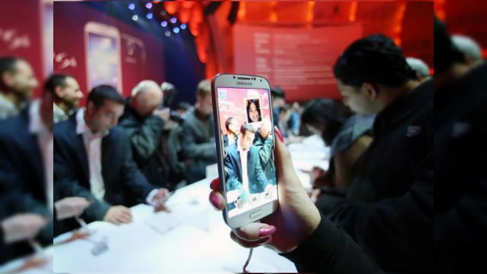 Primele impresii despre Samsung Galaxy S 4 ale marilor site-uri tech: software-ul atrage, ecranul impresionează, designul lasă rece