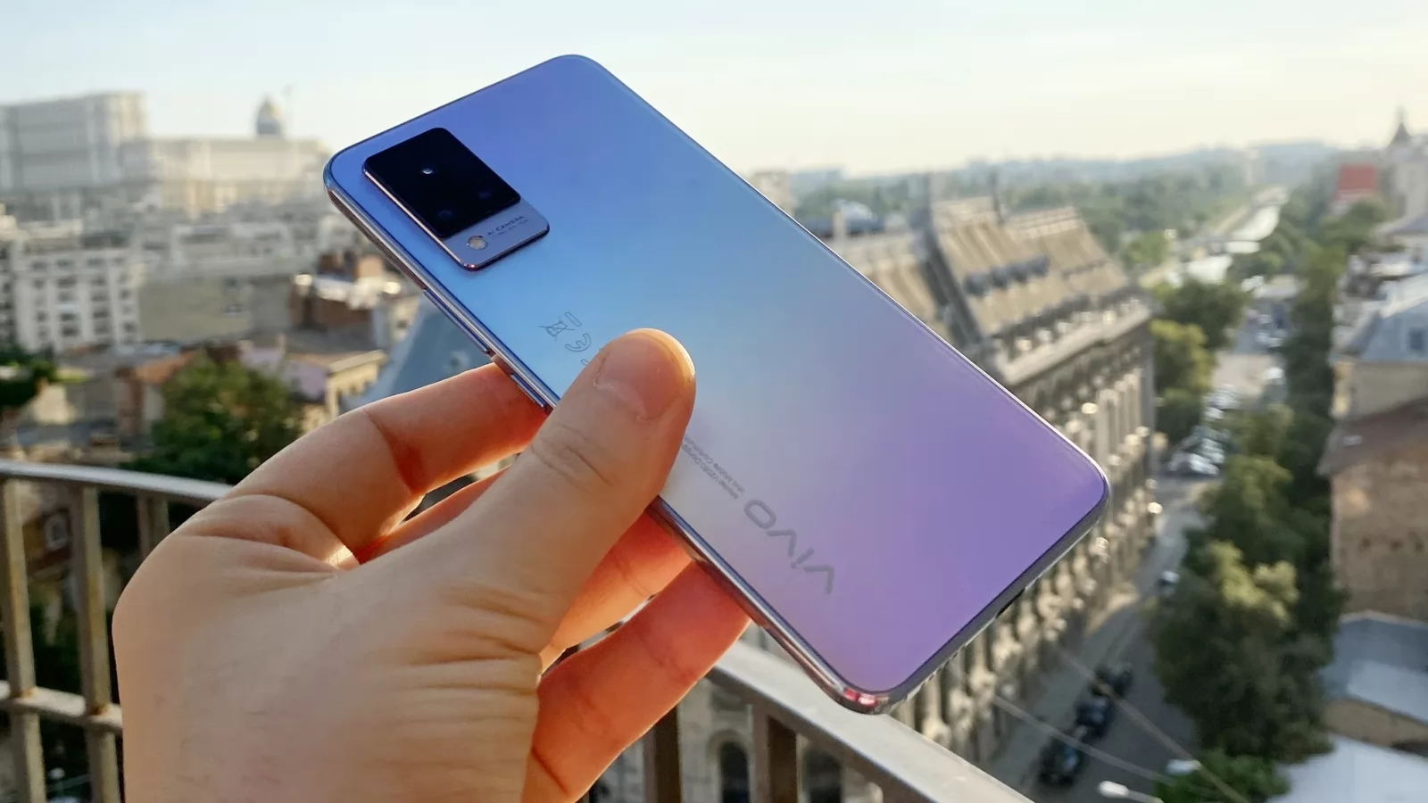 vivo V21 5G Unboxing: primele impresii despre telefonul cu mega cameră selfie de 44 MP, stabilizare optică în faţă şi spate