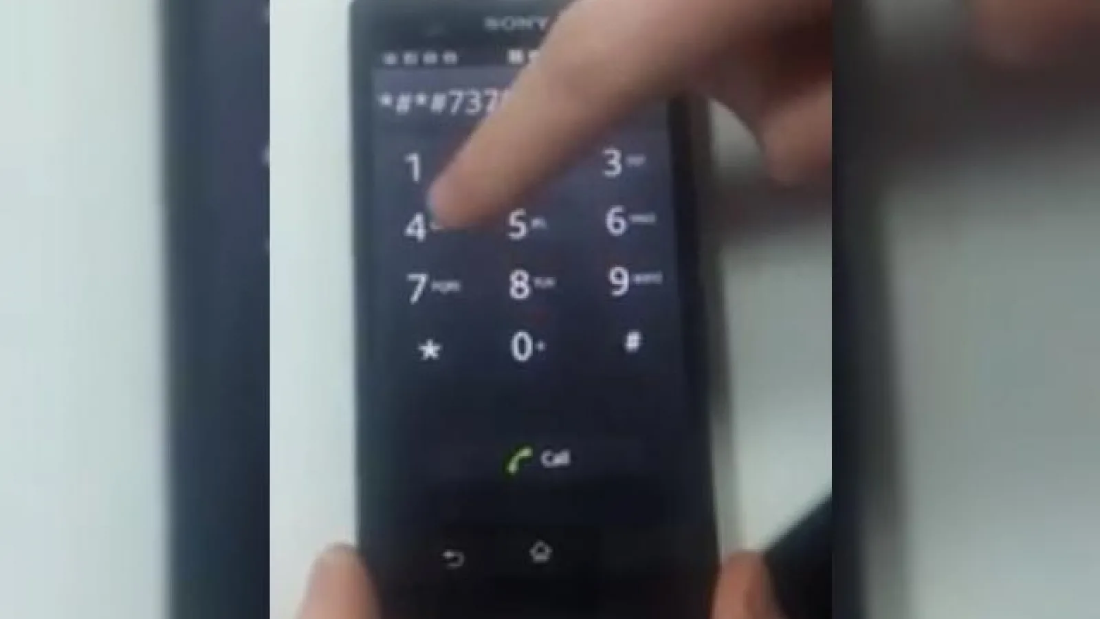 Sony Xperia Z are un bug care permite trecerea de lockscreen, chiar dacă e parolat (Video)