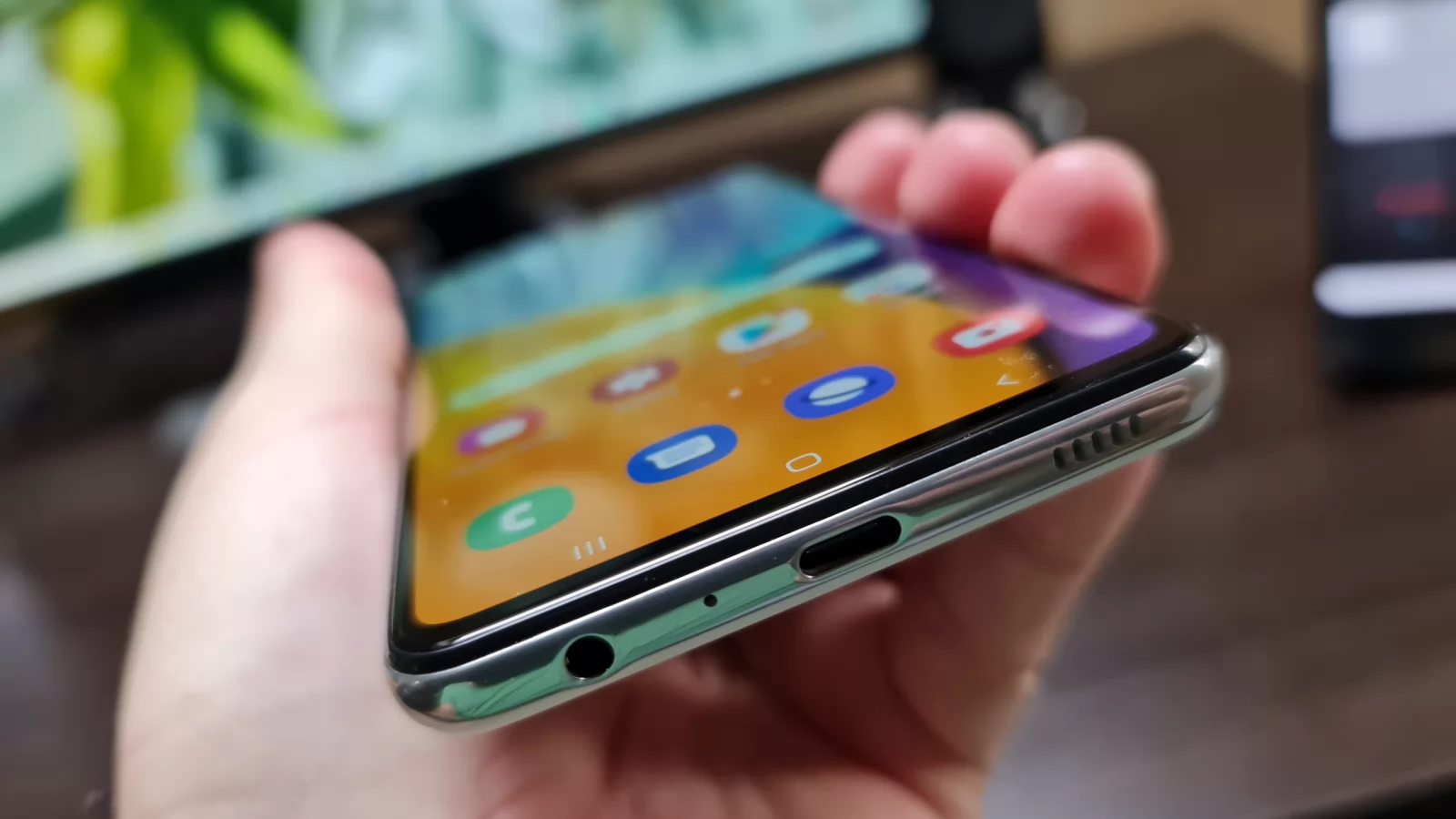 Samsung Galaxy A52 5G: Display mai mult decât satisfăcător la filme şi jocuri