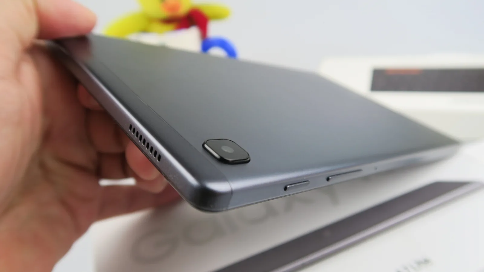 Samsung Galaxy Tab A7 Lite: Design solid, din aluminiu bine închegat