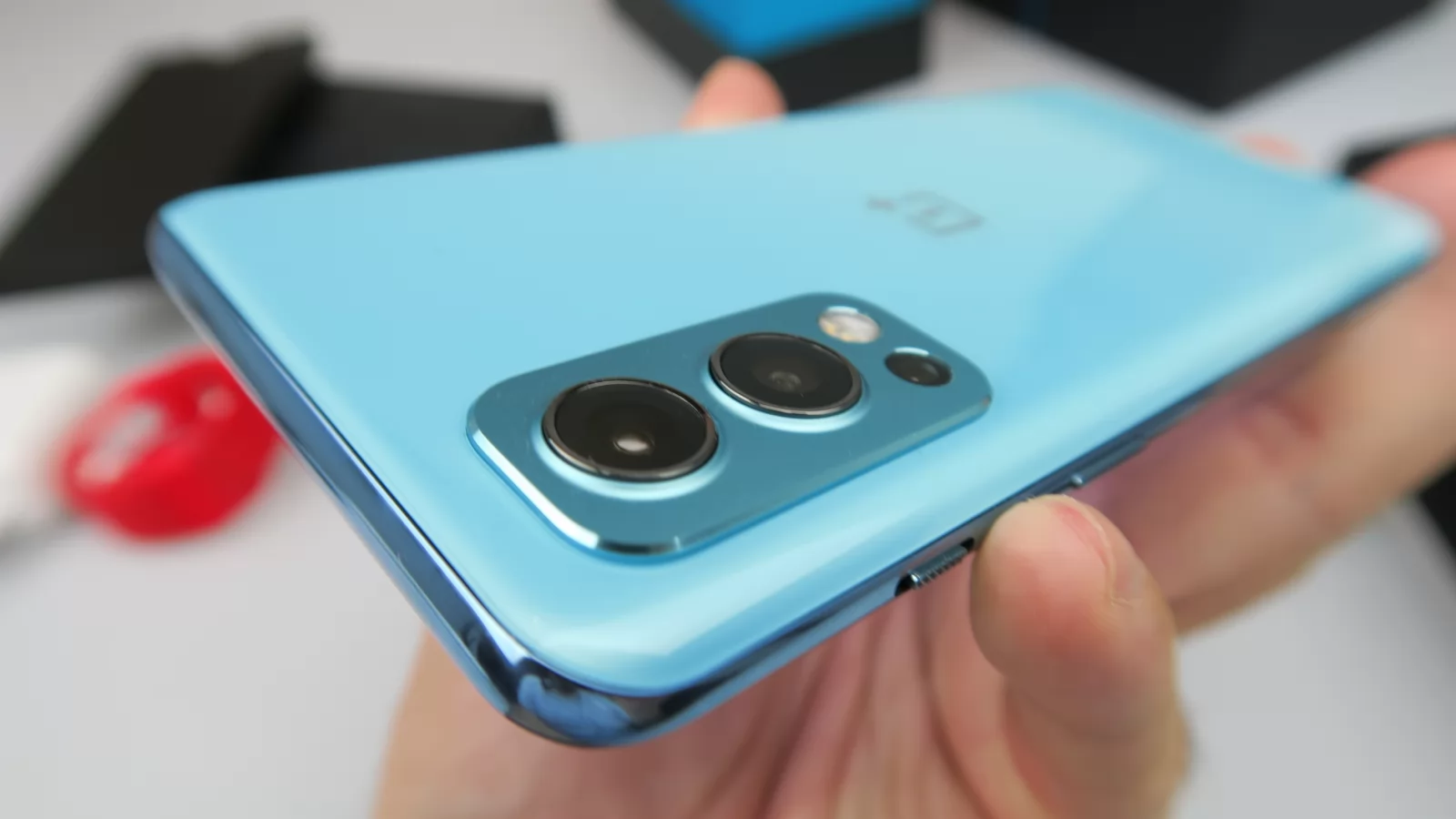 OnePlus Nord 2 5G Unboxing: extra AI, cameră cu stabilizare şi apexul seriei MediaTek Dimensity