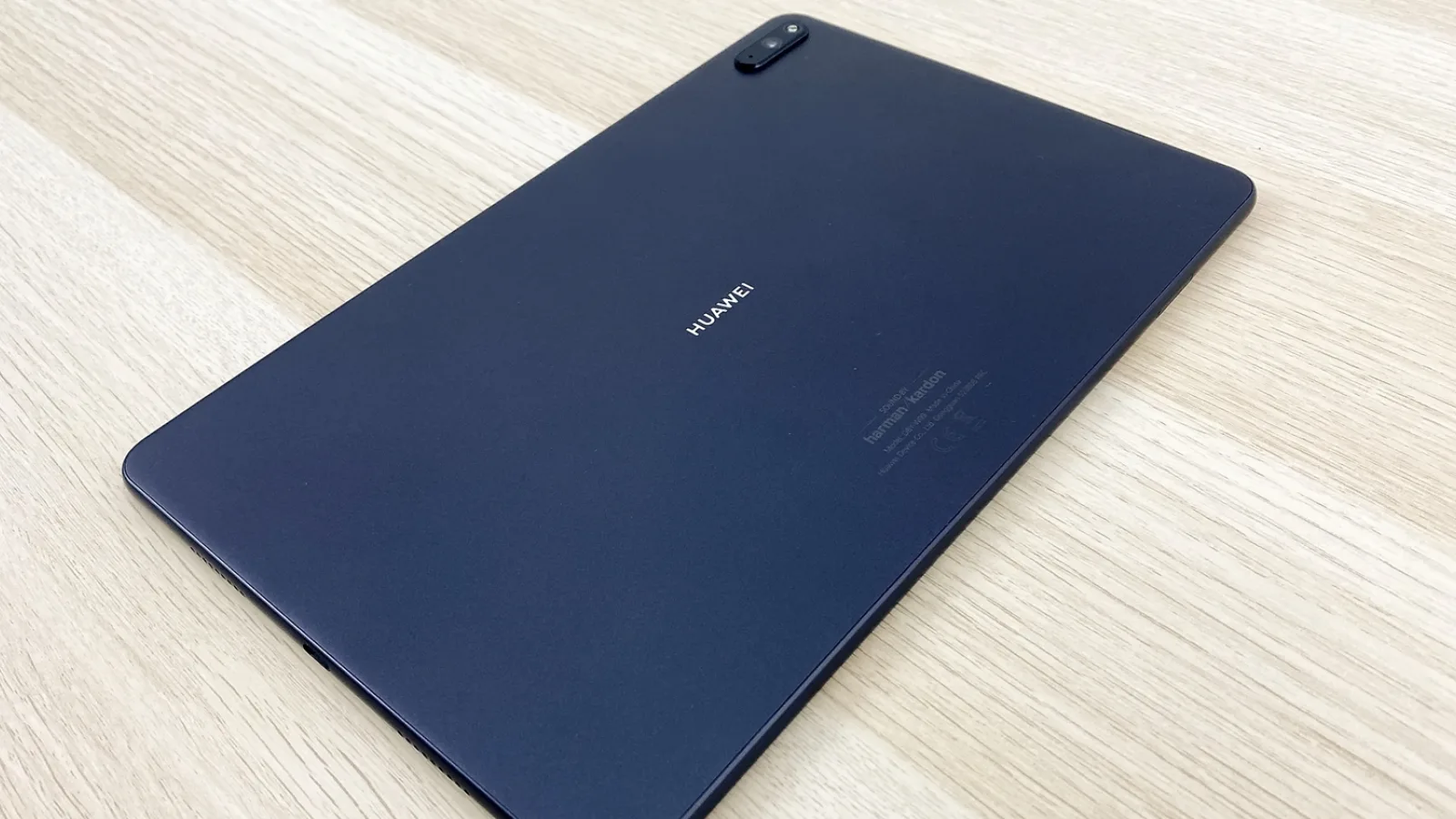 Huawei MatePad 11: Design mai degrabă landscape, solid, cu un corp plăcut la atingere