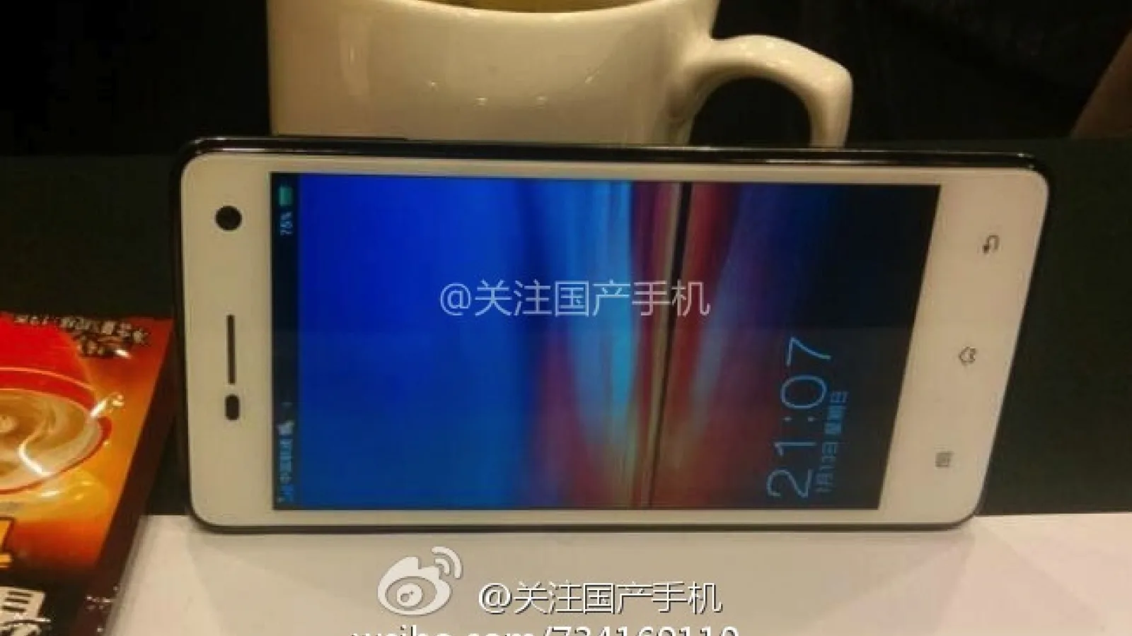 Încă o imagine cu cel mai subțire telefon din lume: Oppo R809T