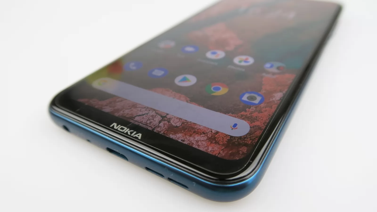 Nokia X20: Acustică mono, bună pentru înalte şi voce, cam distorsionată la maxim