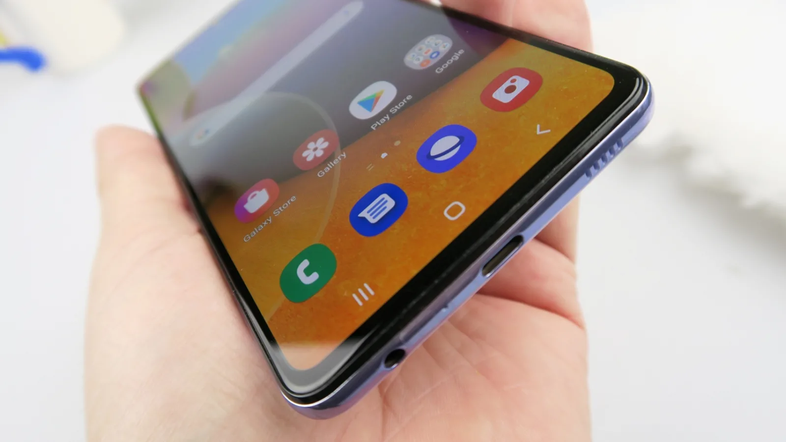 Samsung Galaxy A72 4G: Conectivitate 4G şi opţiuni tipice midrange, avute şi în 2020
