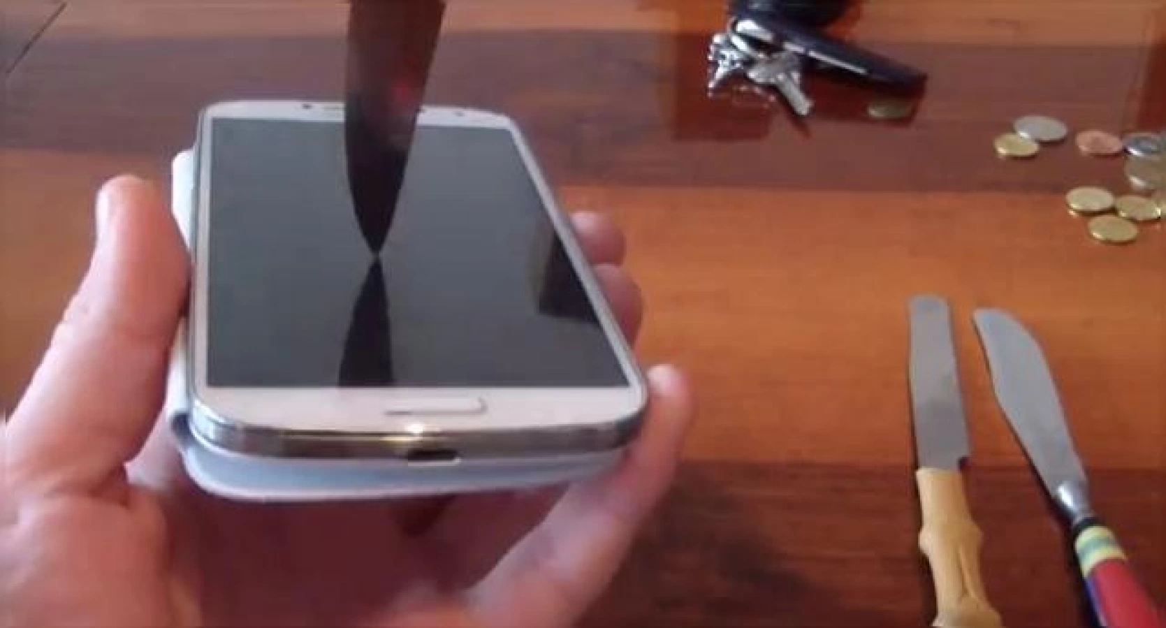 Samsung Galaxy S4 supus la teste de zgârieturi ale ecranului: cuțite, pixuri, chei (Video)