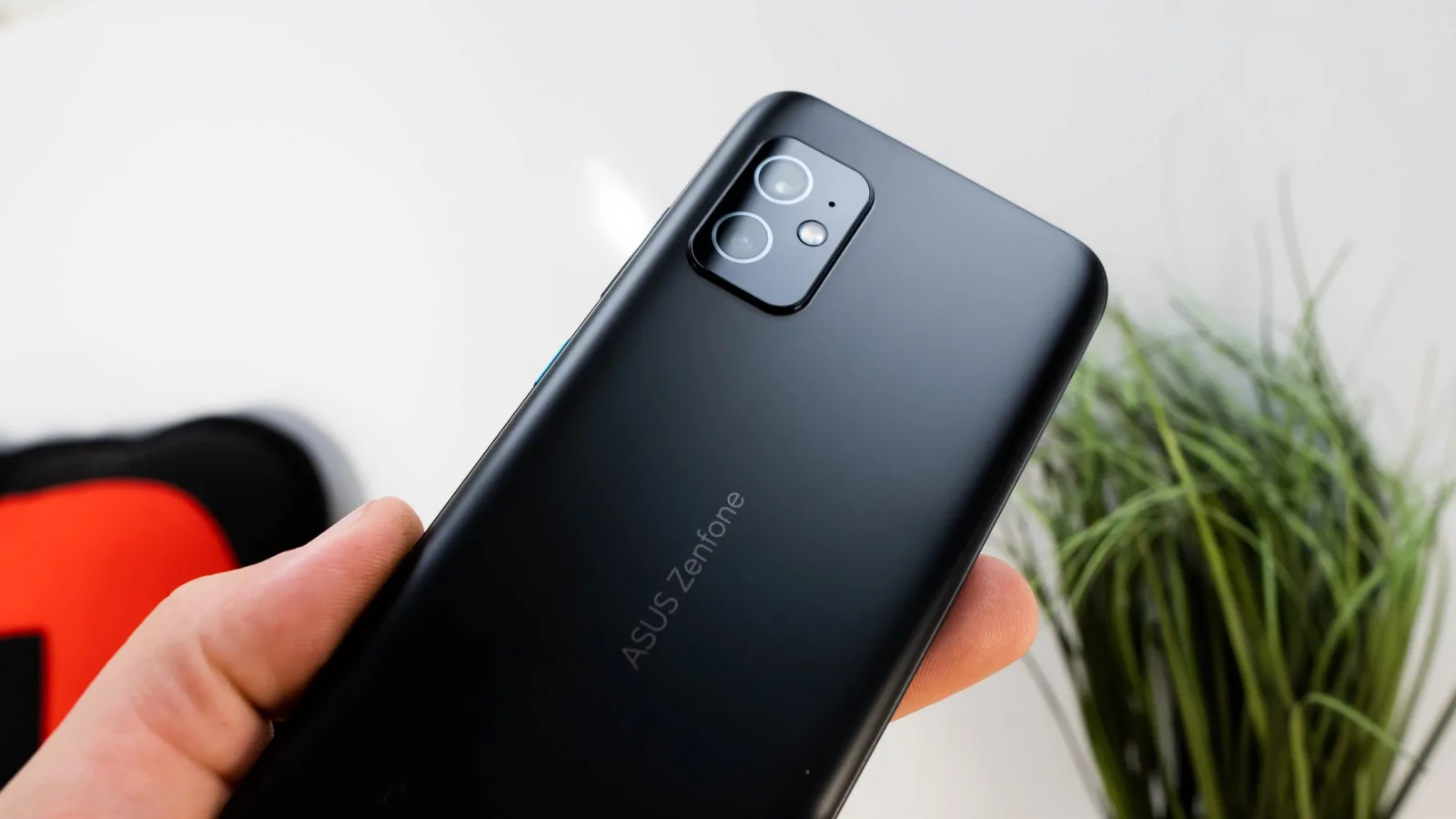 ASUS ZenFone 8 e peste Galaxy S21 conform DxOMark; Iată unde excelează și unde șchioapătă