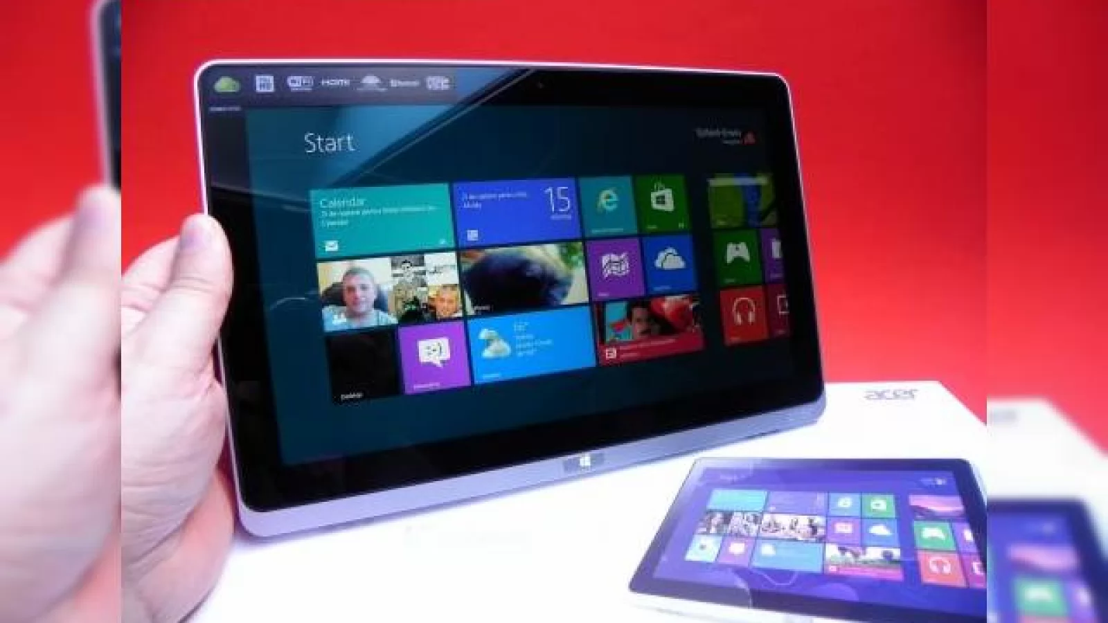 Acer Iconia W700 unboxing: tabletă masivă, putere masivă (Video)