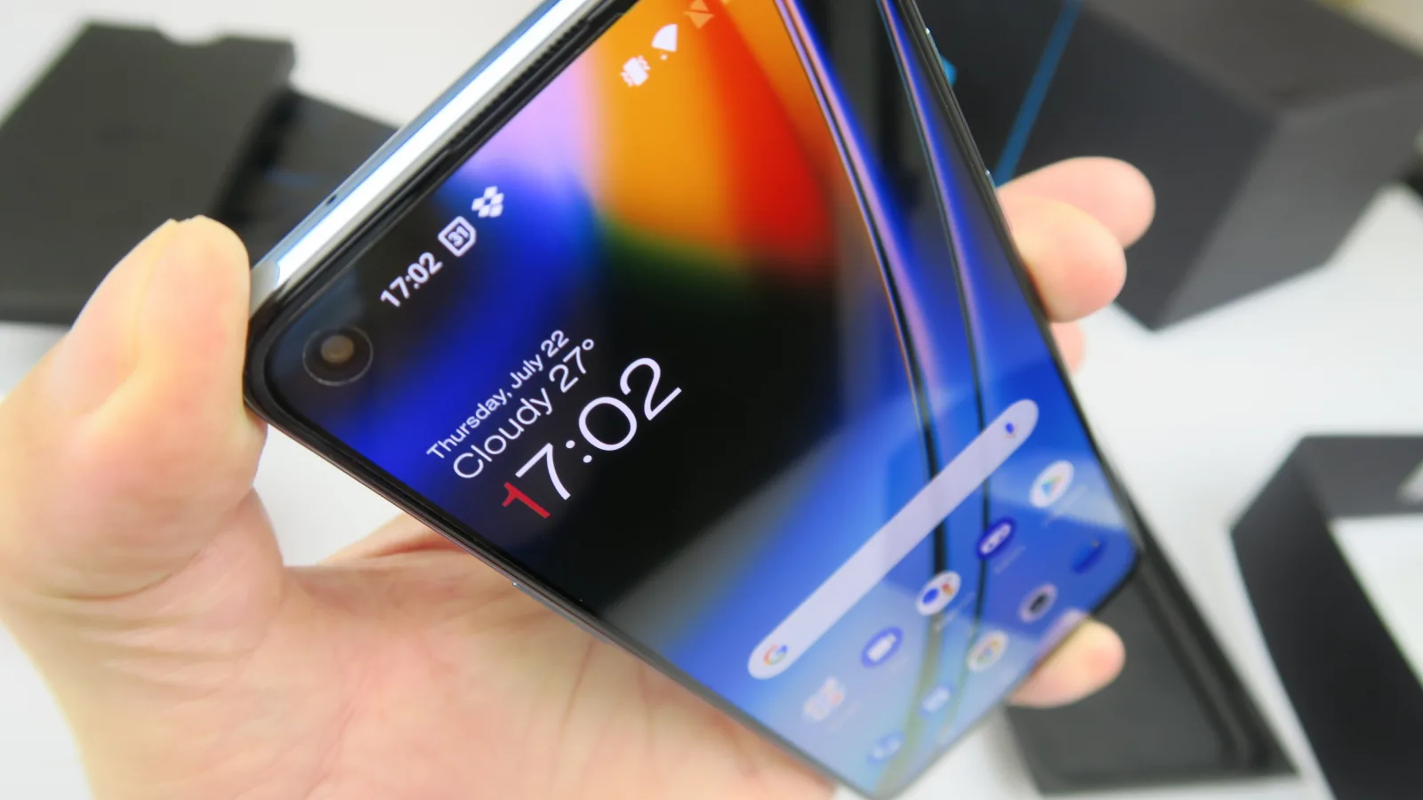 OnePlus Nord 2 5G: Design plăcut de privit, atins, purtat în buzunar