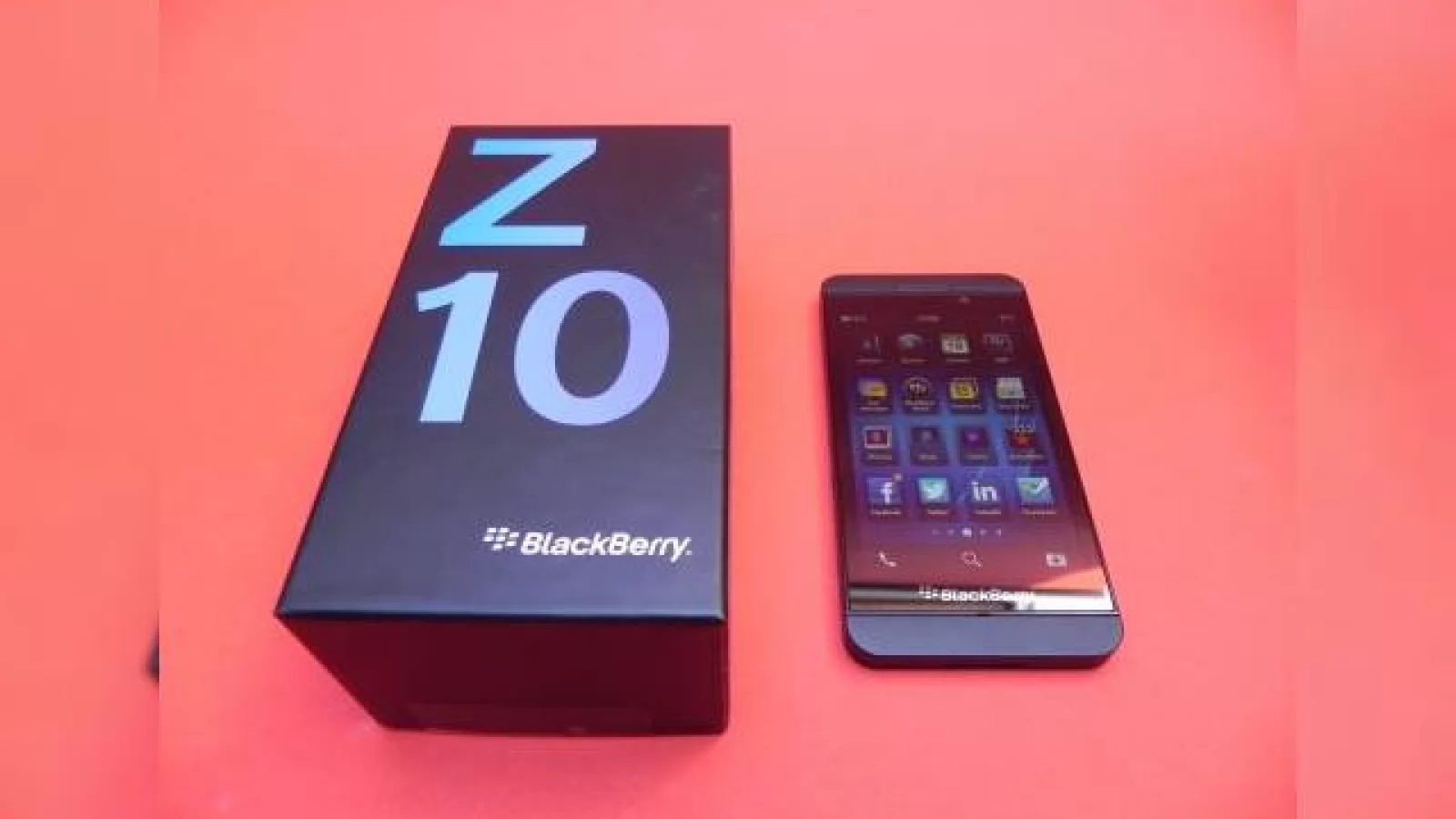 BlackBerry Z10 unboxing: scoatem din cutie agonia și extazul BlackBerry (Video)
