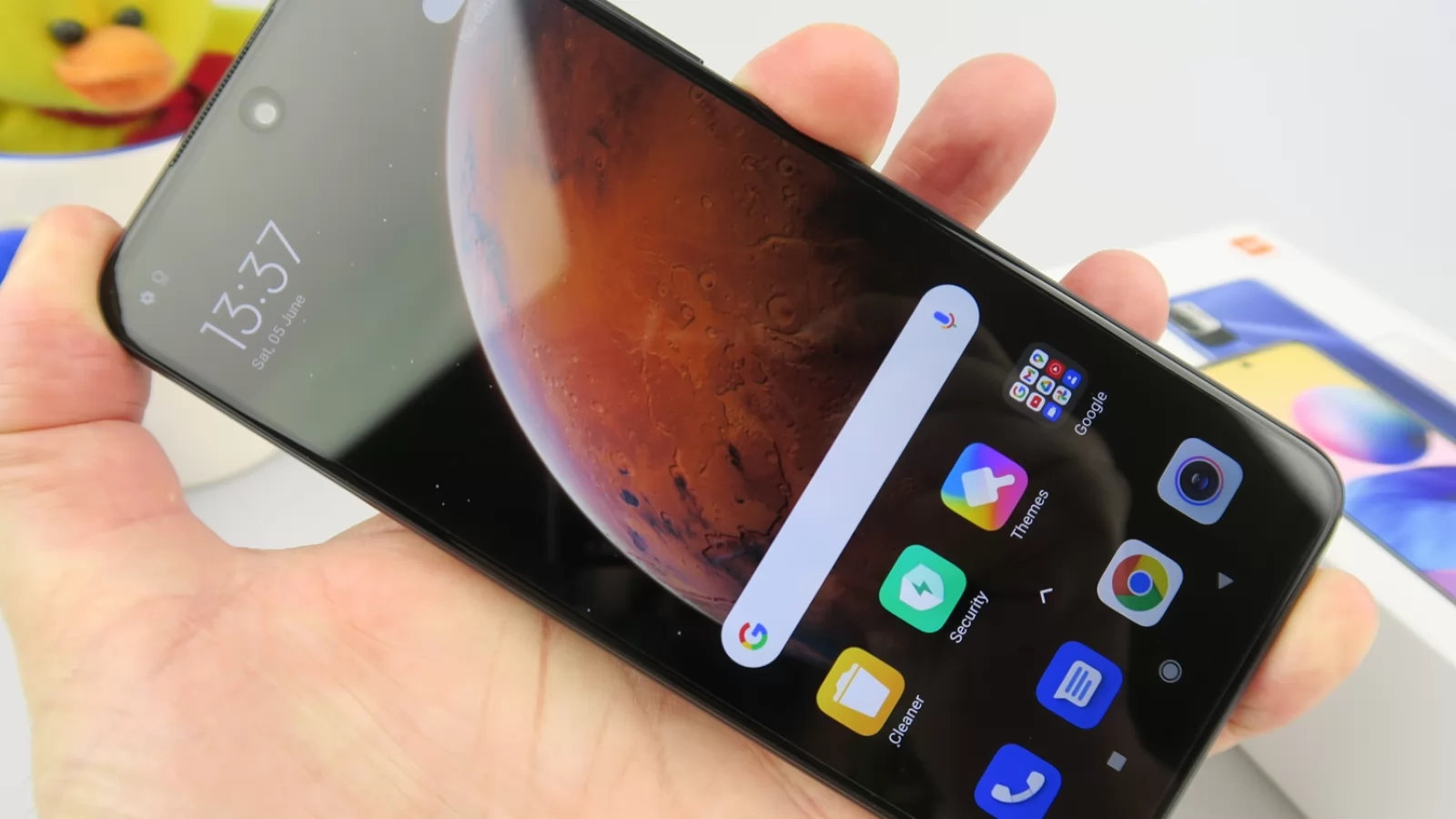 Redmi Note 10 5G: Display de folosit pe canapea, nu la soare