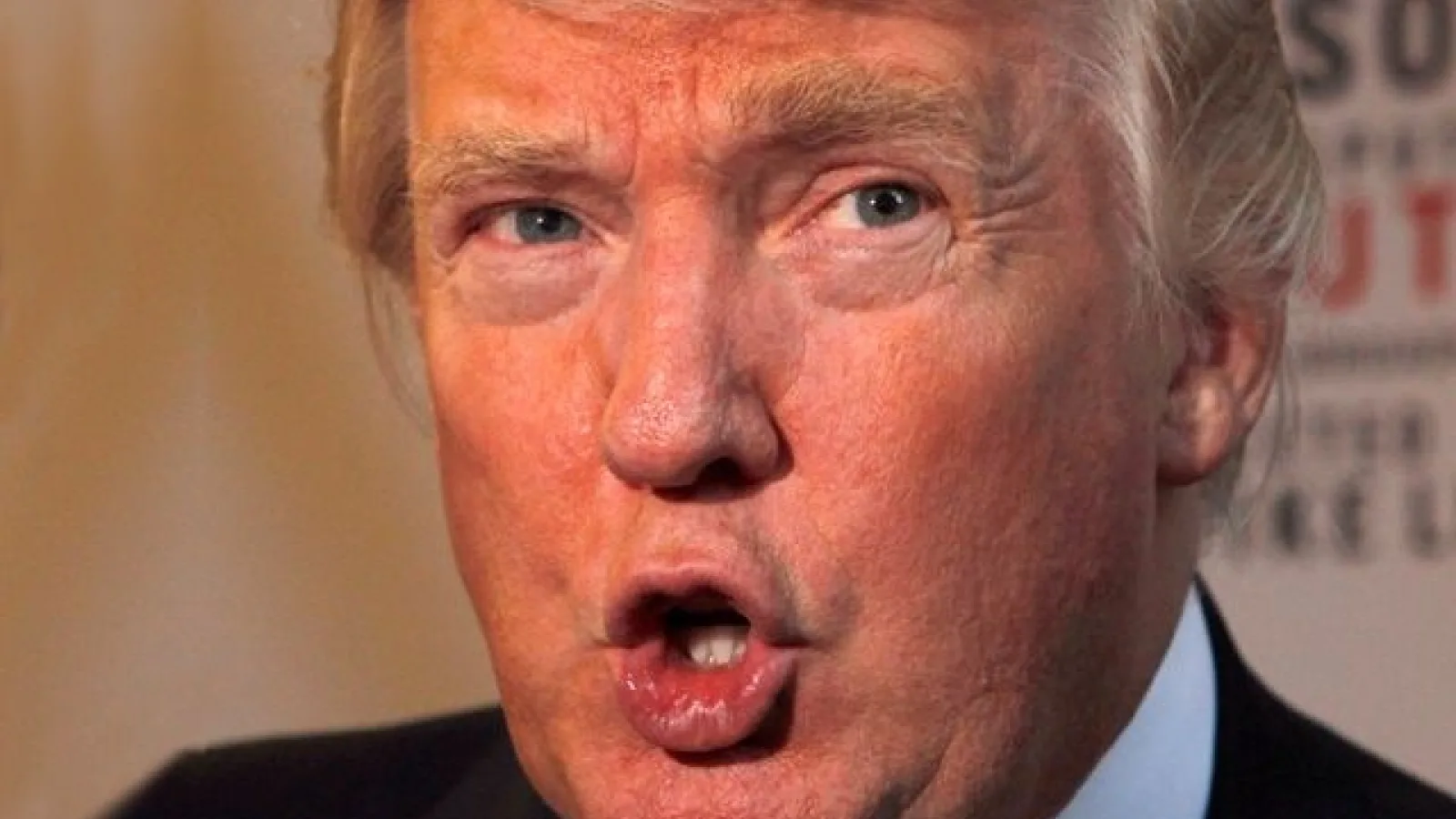 Donald Trump insistă ca Apple să producă un telefon cu ecran mare