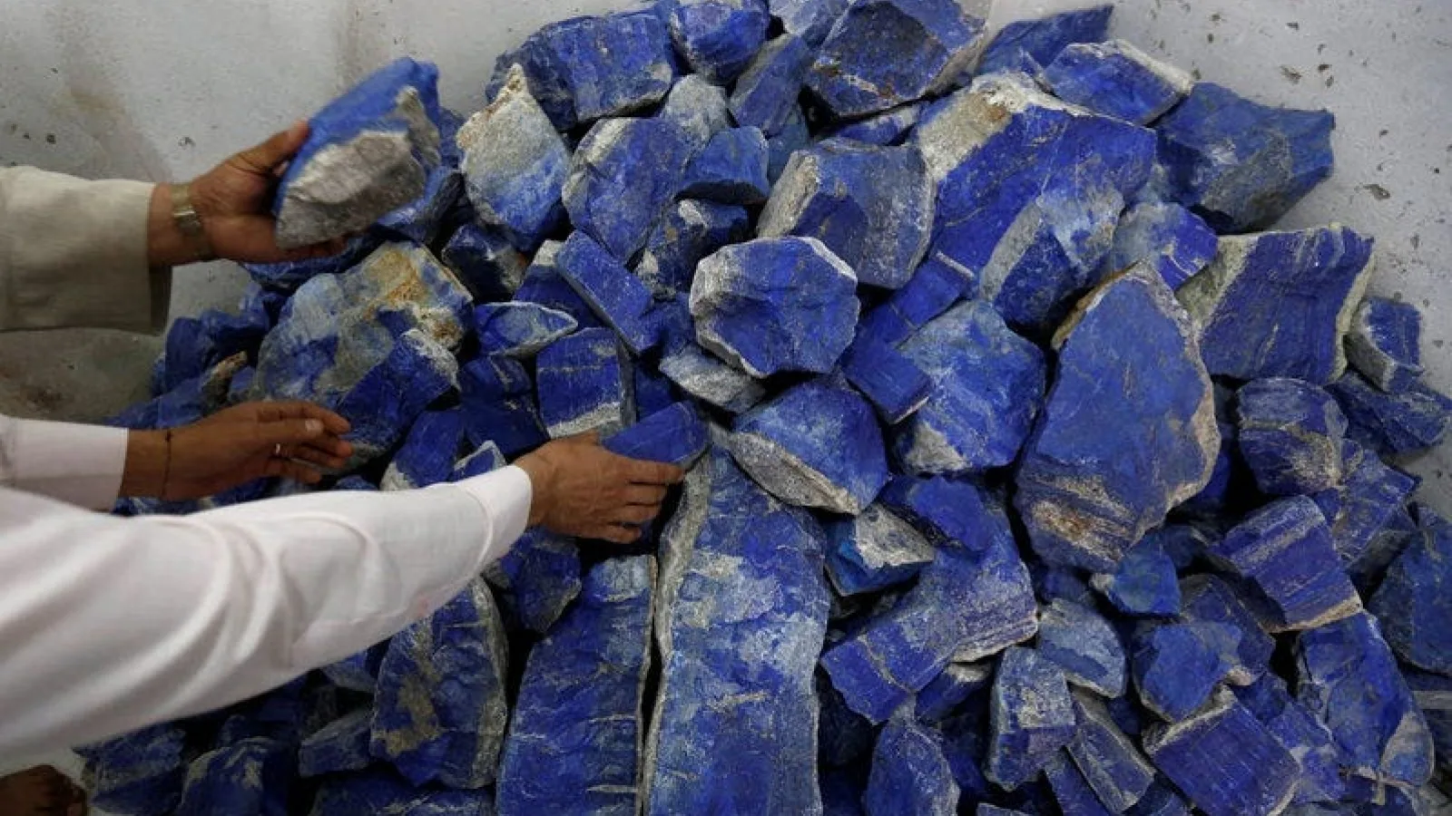 China s-ar putea alia cu noul stat taliban pentru a putea exploata minereurile rare din Afganistan