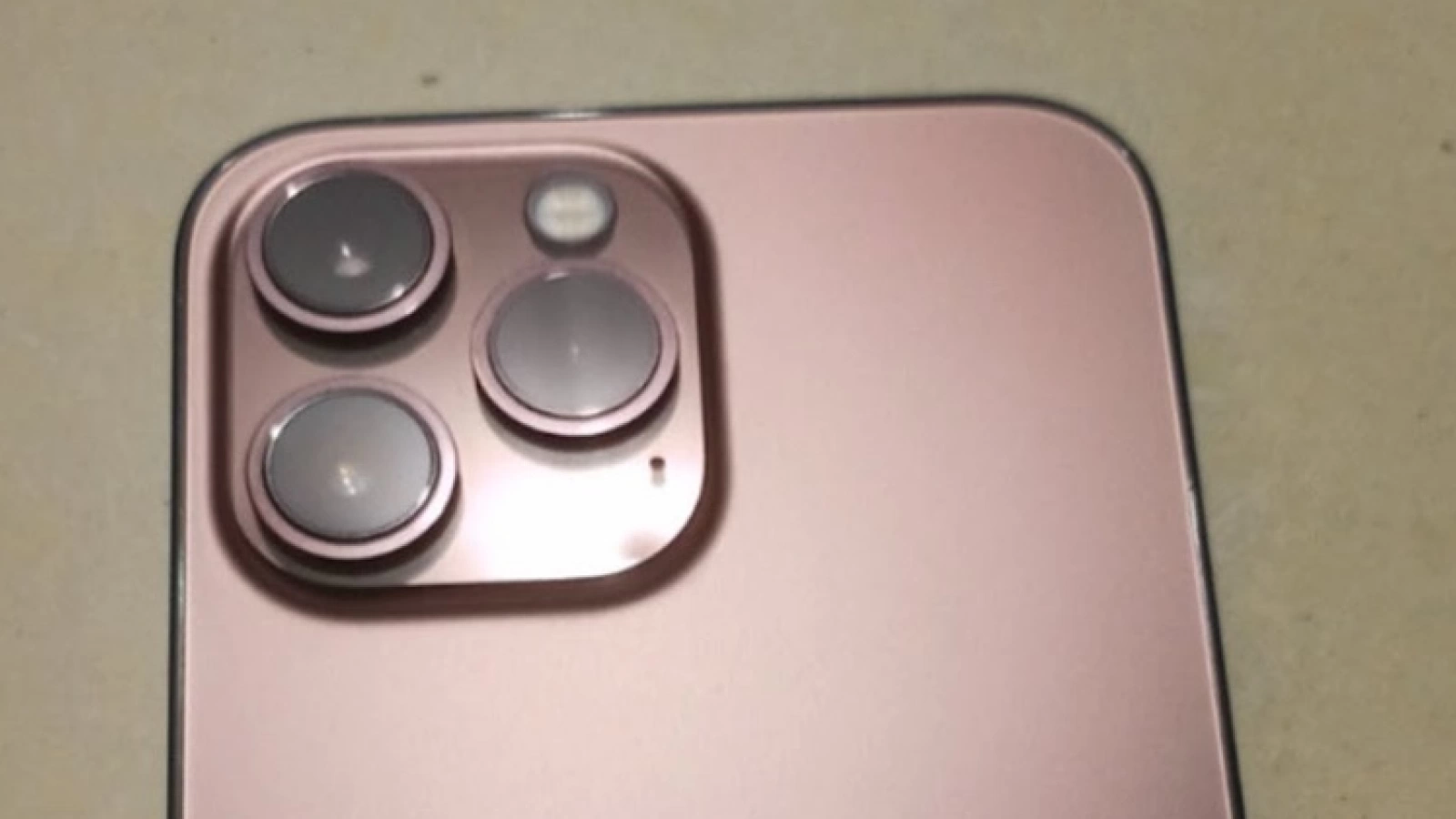 Un iPhone 13 Pro pe nuanţa Rose Gold îşi face apariţia online în fotografii cu spatele său