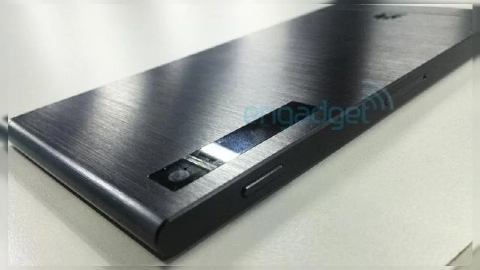 Noi imagini cu Huawei P6-U06, În varianta neagră metalizata, dar cu design total schimbat