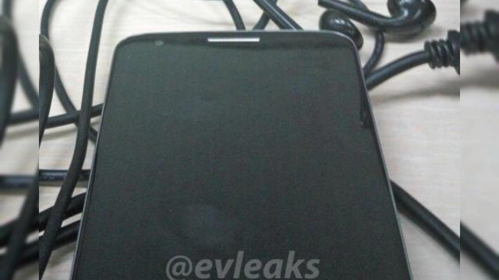LG Optimus G2 fotografiat din nou, are ecranul cu cele mai mici margini văzute vreodată