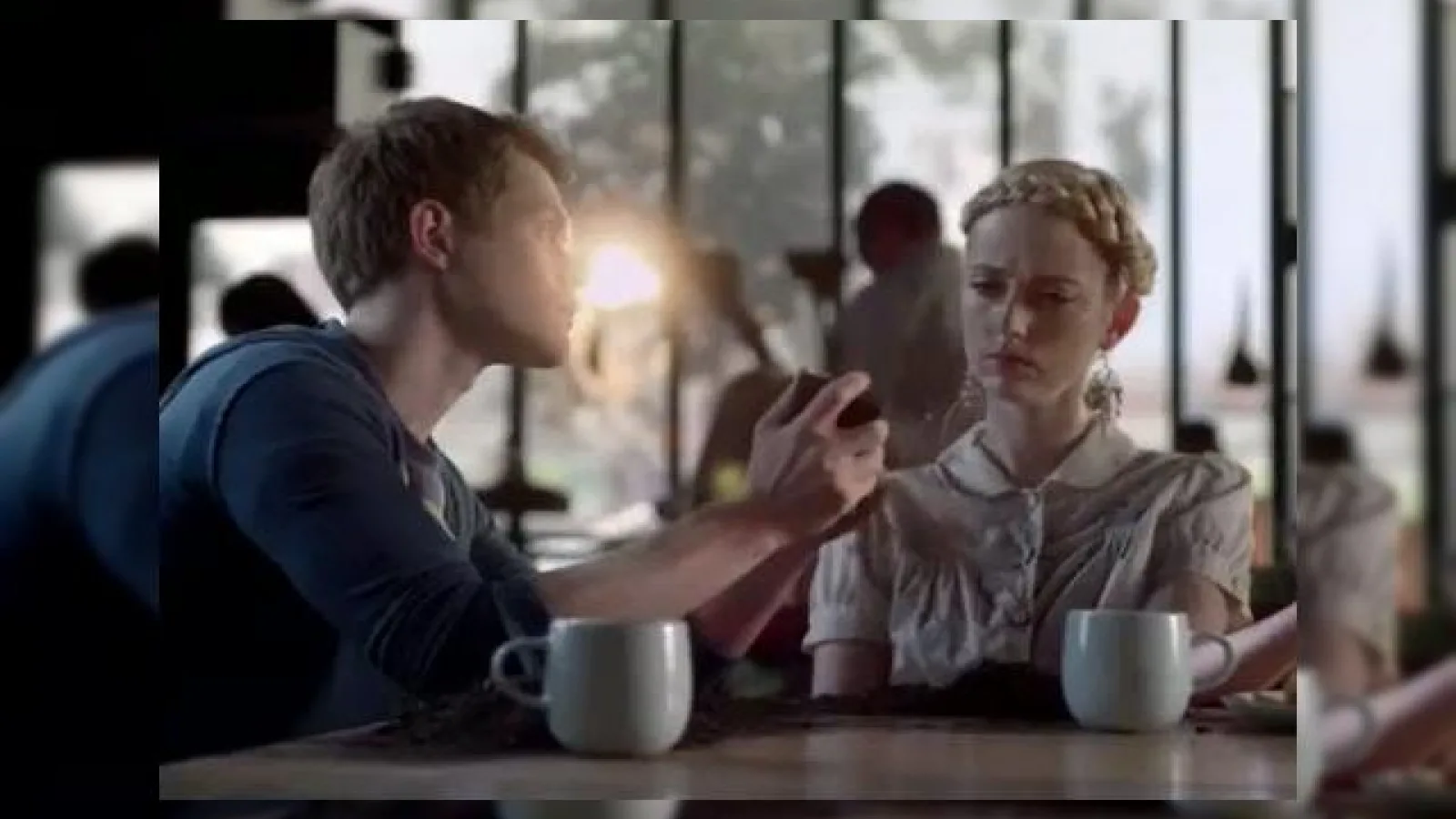 O nouă reclamă la HTC One atacă rivalii cu... "noroi", dar foarte subtil (Video)