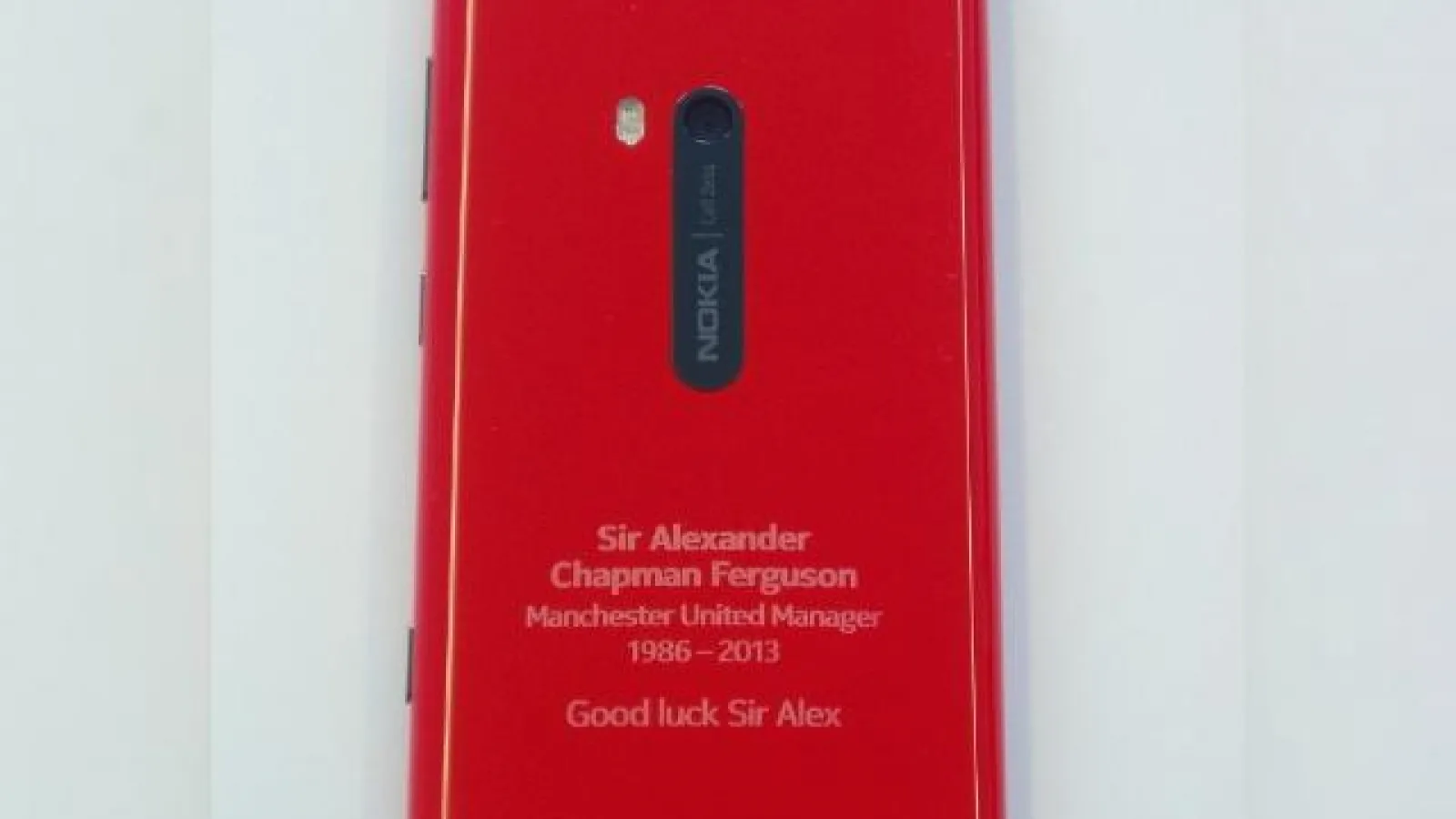 Sir Alex Ferguson primește un tribut de la Nokia: ediție specială Lumia 920 cu numele său gravat