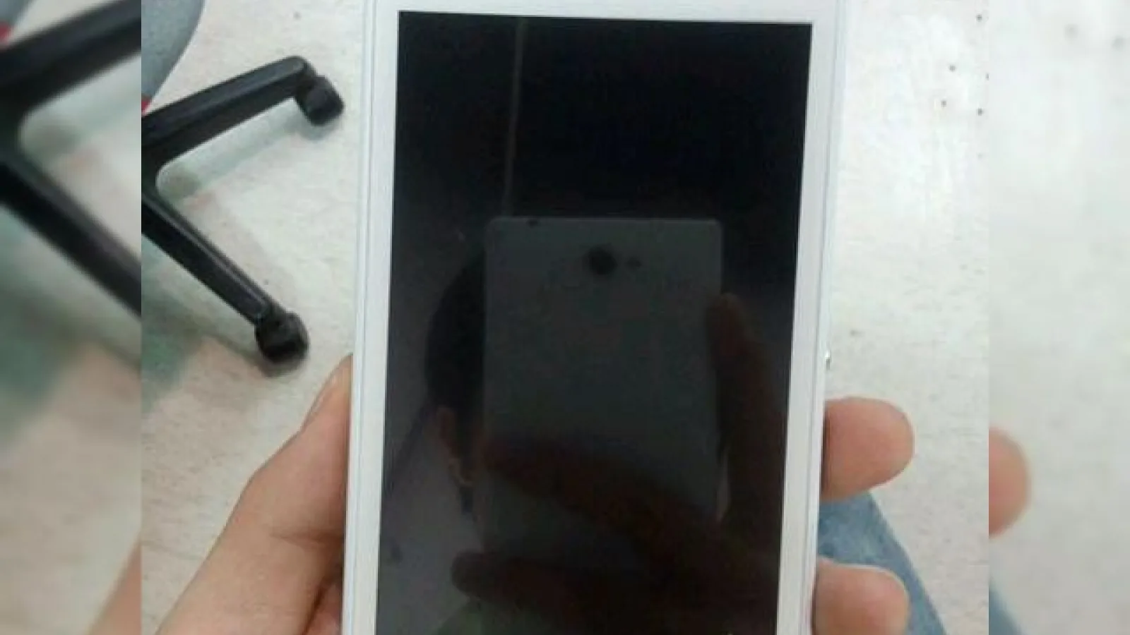 Sony Xperia S39h fotografiat Înainte de lansare; pare a fi un model midrange