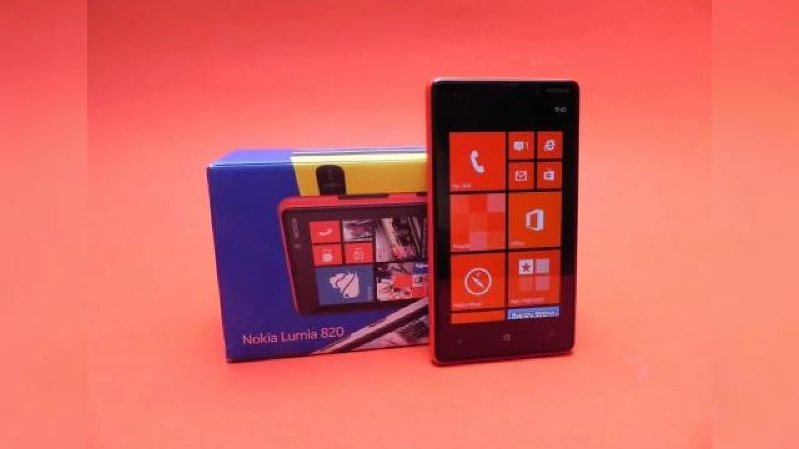 Nokia Lumia 820 unboxing: scoatem din cutie alternativa ieftină la Lumia 920 (Video)