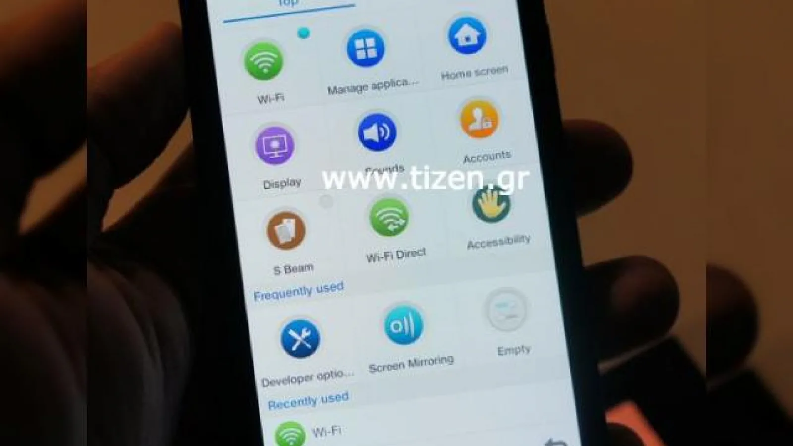 Iată imagini cu un nou smartphone cu Tizen OS: Samsung GT-18800