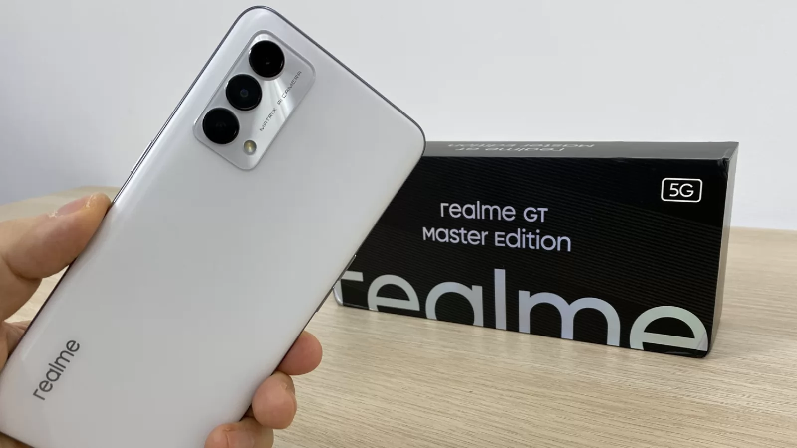 Realme GT Master Unboxing şi impresii: telefon cu design artistic, extra funcţii de gaming (Video)
