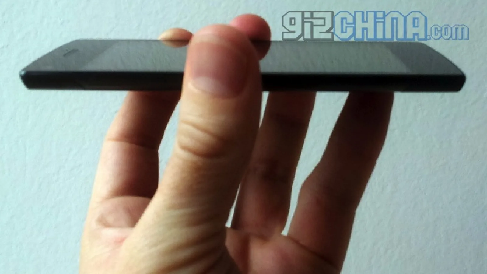 Cel mai subțire telefon din lume În imagini! Așa arată un handset de 5.6 mm!