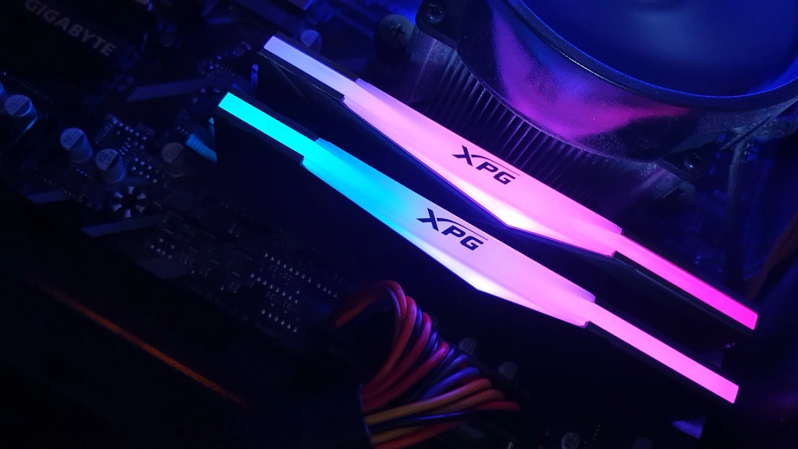 Prezentare XPG Spectrix D50 - Kit memorie 16 GB RAM (DDR4 3600MHz), cu iluminare RGB și performanță de top
