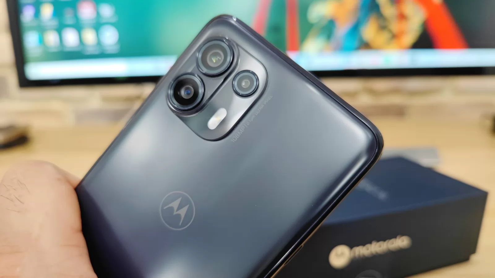 Motorola Edge 20 Lite Unboxing: telefon accesibil cu 5G, cameră de 108 MP, Ready For