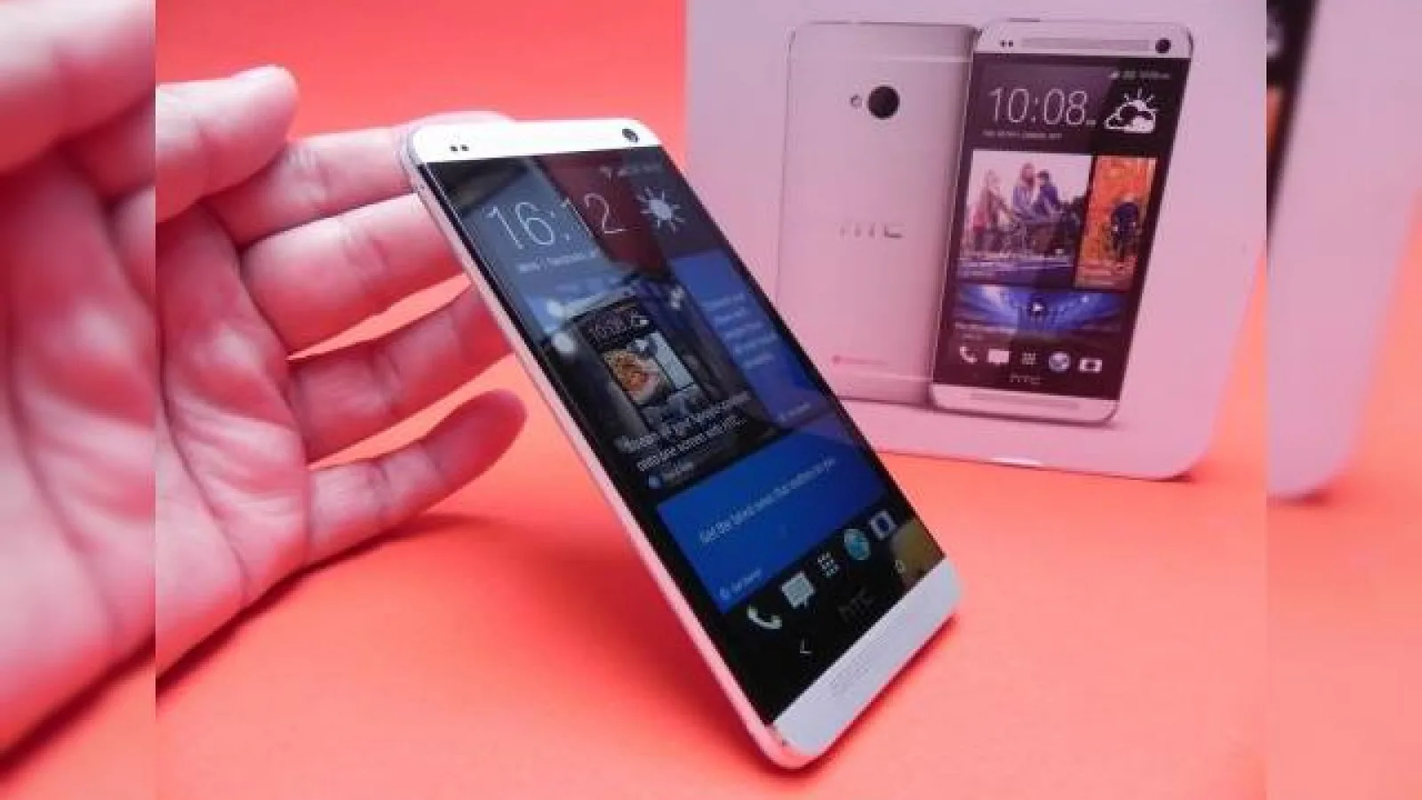 HTC One unboxing: o privire asupra ambalajului și accesoriilor lui One (Video)