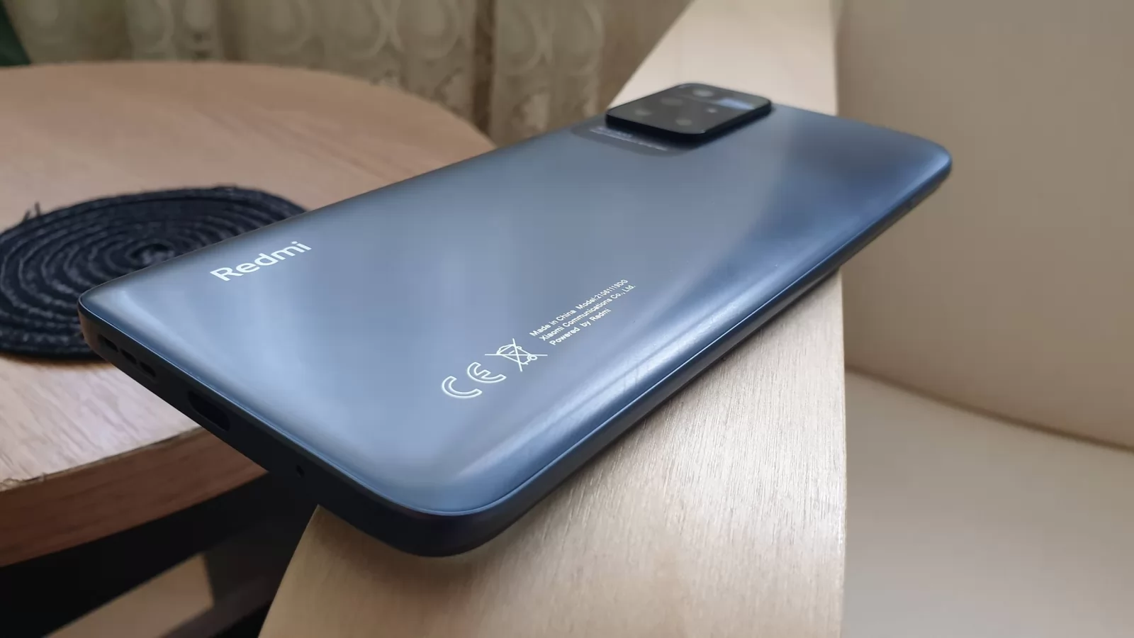 Redmi 10: Design arătos, simplu și un spate cu look metalic