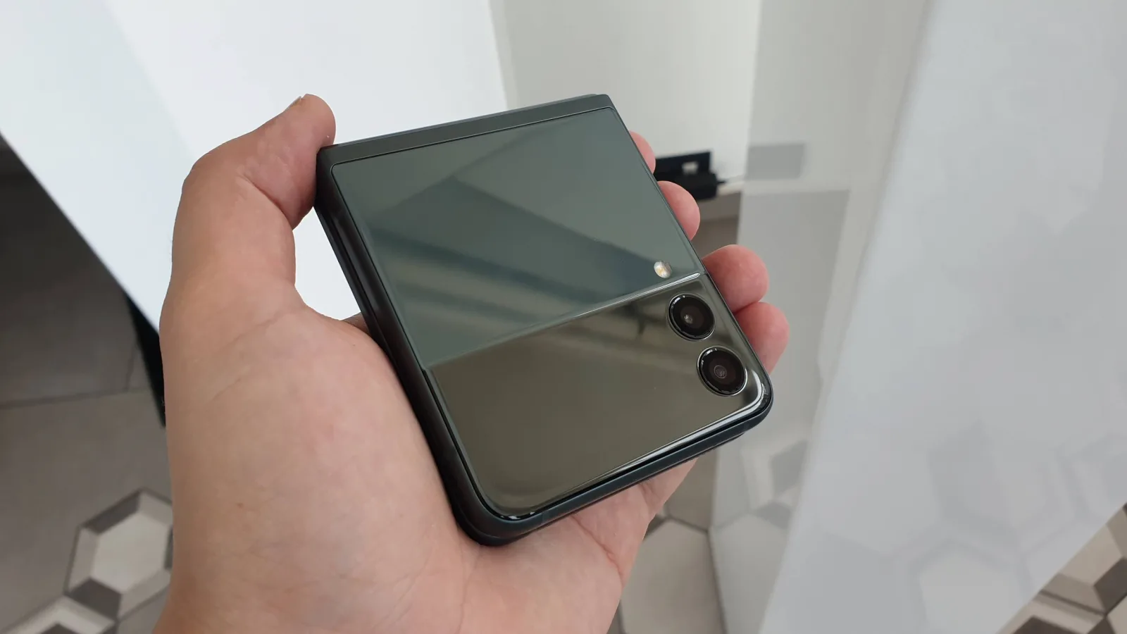 Samsung Galaxy Z Flip 3 poate înregistra căzăturile, astfel încât să nu păcăleşti garanția Samsung